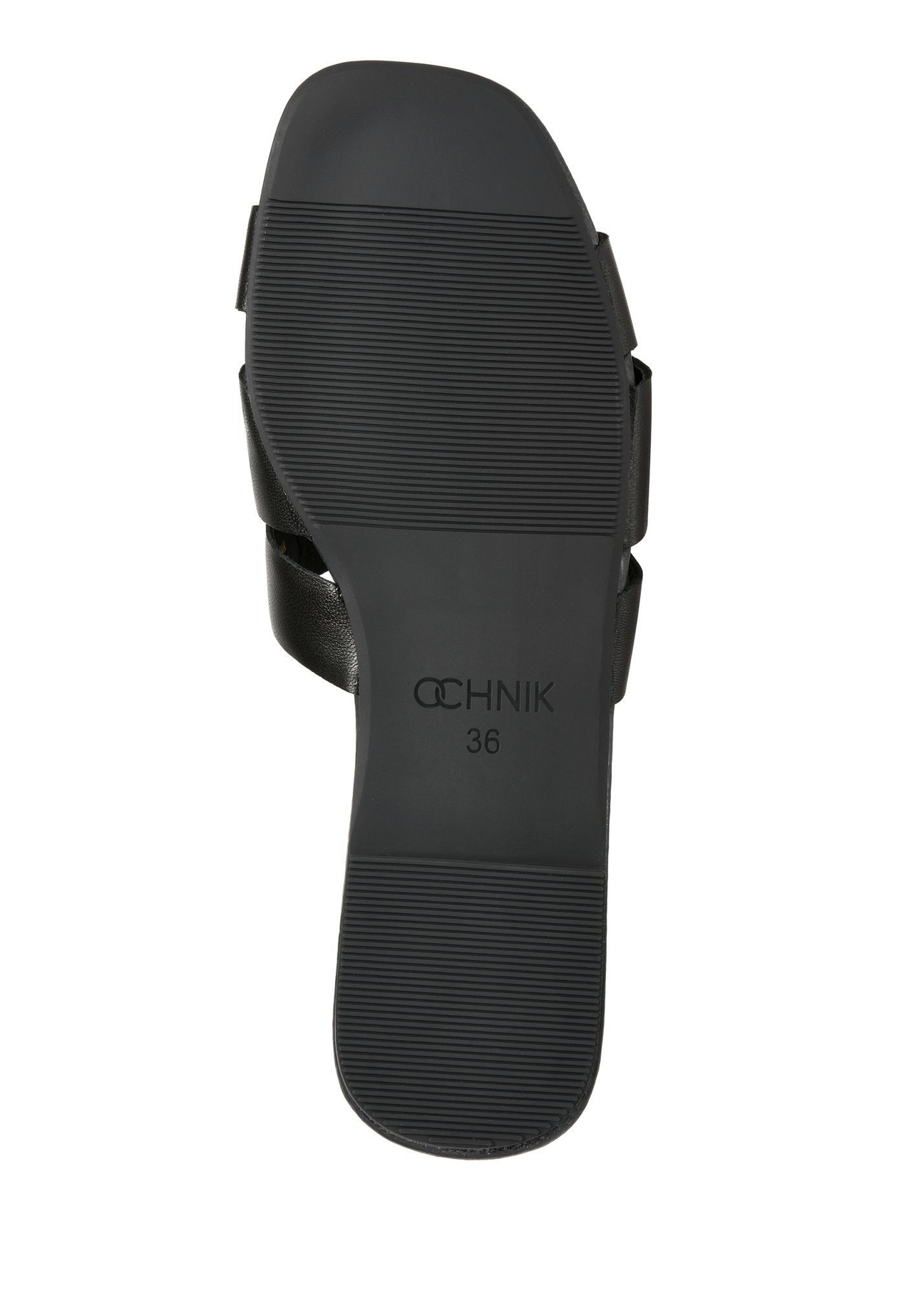 Čierne dámske žabky s vrkočom BUTYD-0904D-99(W26), pohľad na podrážku výrobku na bielom podklade.