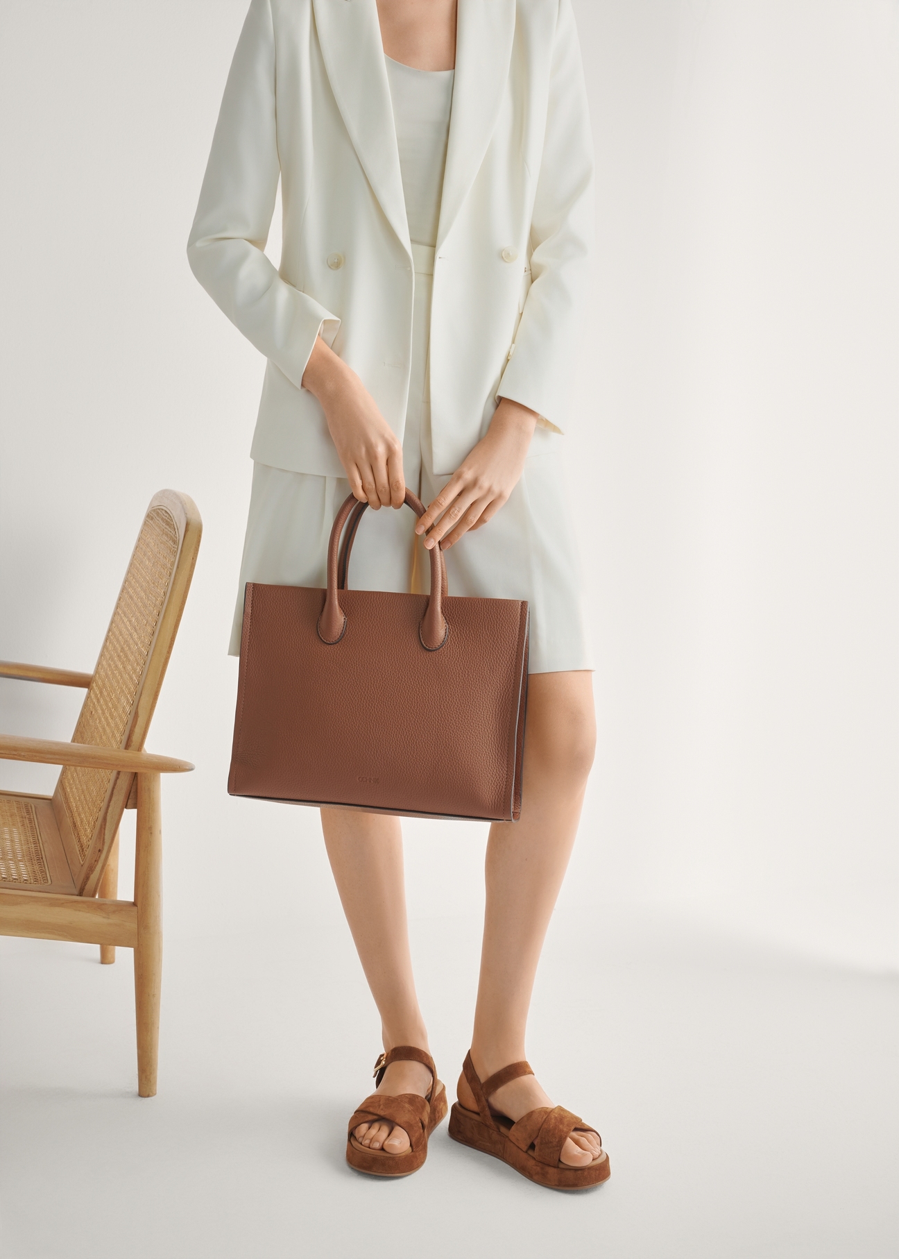 Dámske sandále v ťavej farbe BUTYD-1241-1D(W26), pohľad spredu na produkt na nohách modelky.