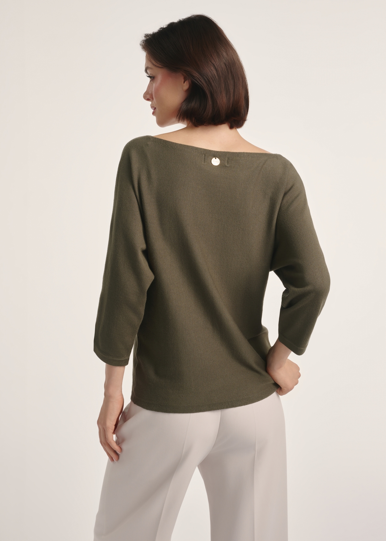 Dámska blúzka v khaki farbe BLUDT-0178-54(Z25), produkt viditeľný zozadu na modelke, viditeľná polovica siluety.