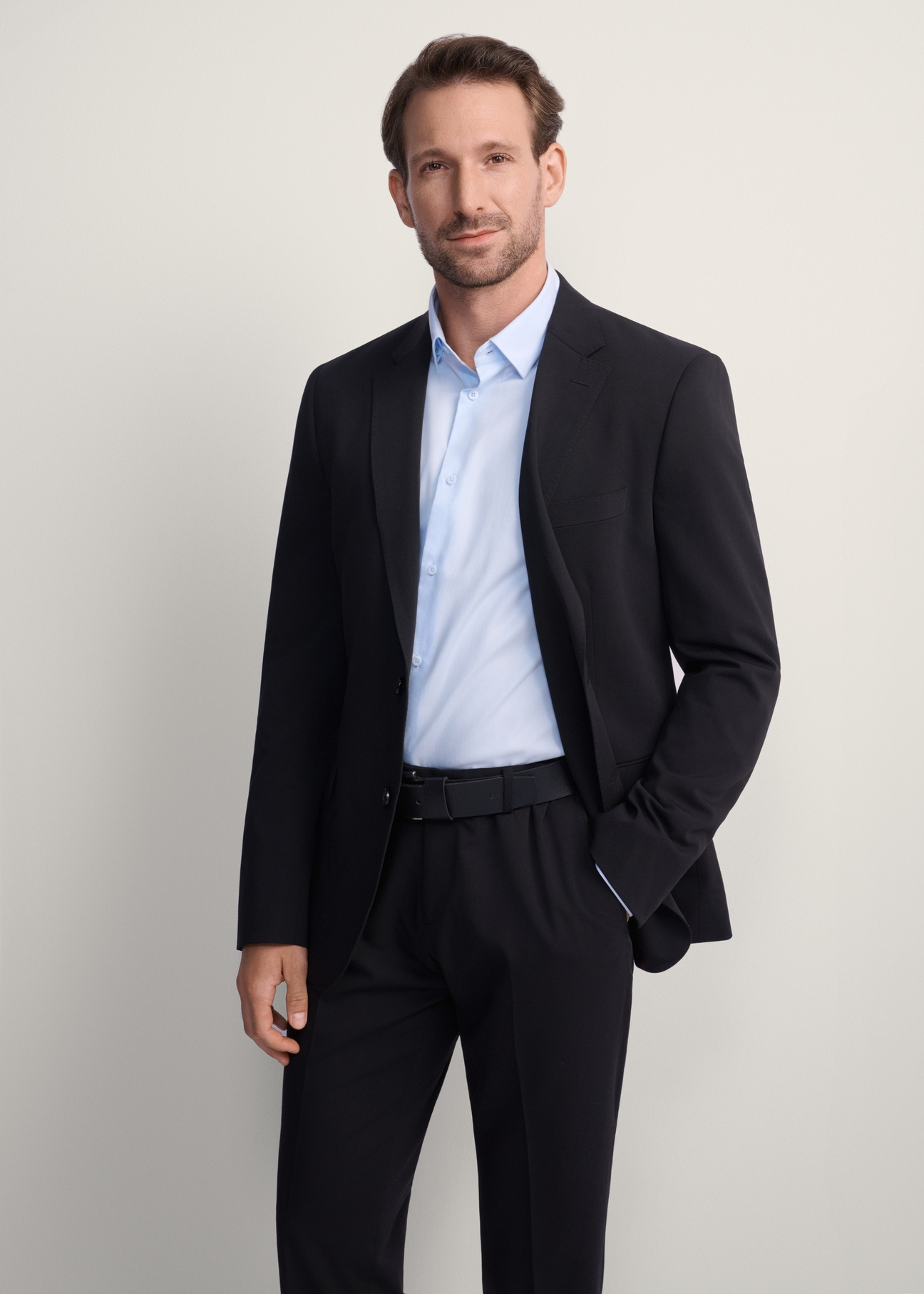 Čierna pánska bunda MARMT-0019-99(Z25), pohľad spredu na produkt na modelke, viditeľná polovica siluety.-02