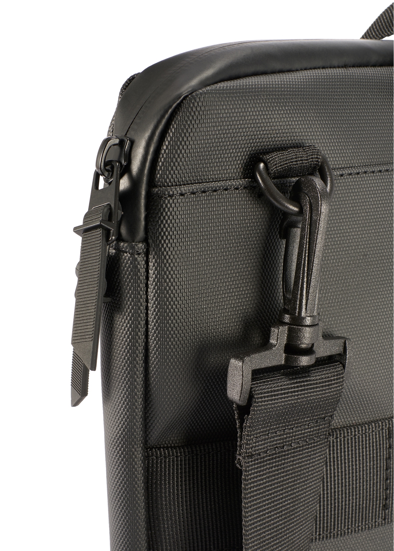 Čierna taška na notebook TORMN-0398-9J(W26), detail produktu na bielom pozadí.