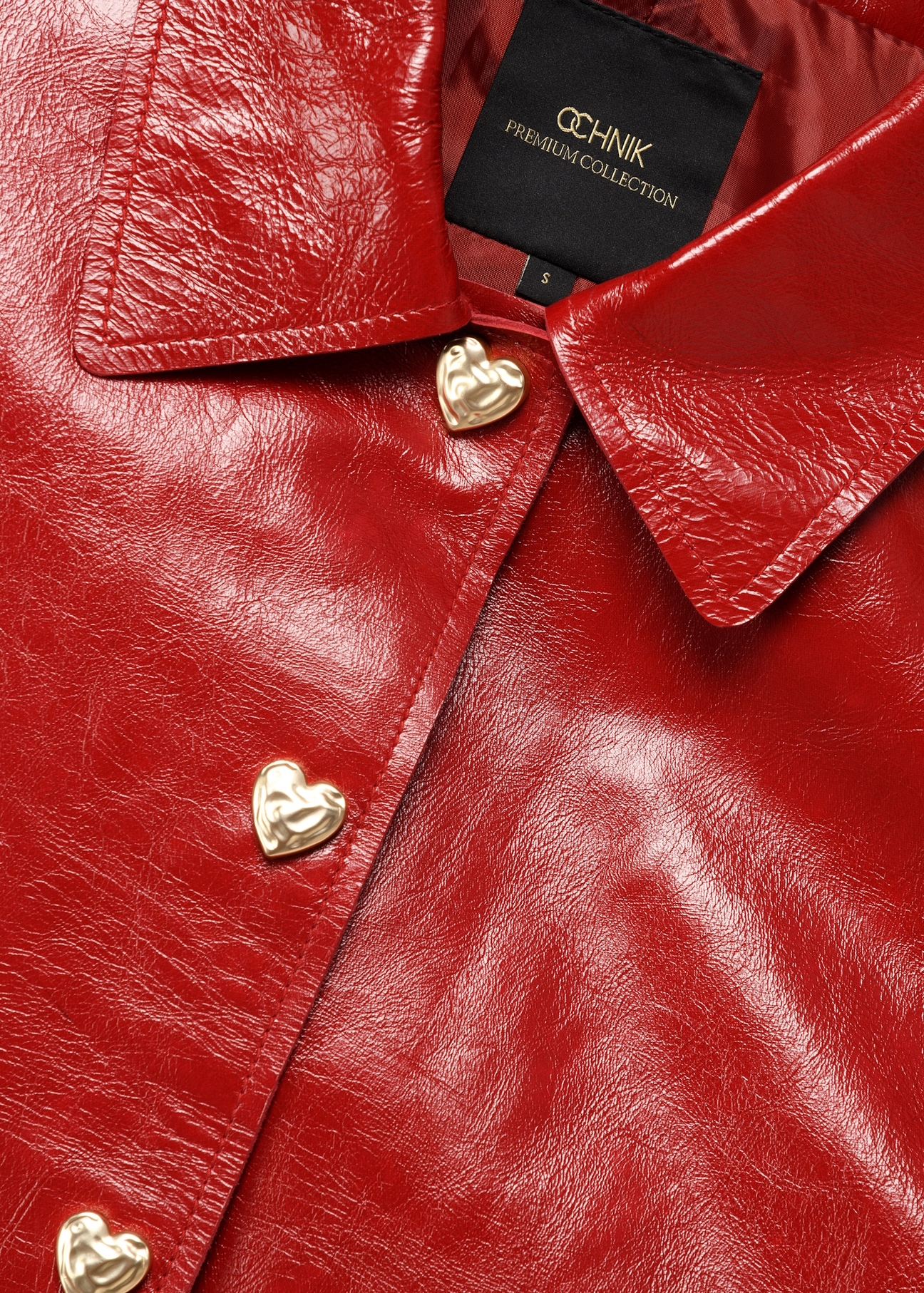 Červená krátka dámska bunda KURDS-0612-4B(W26), detailný záber produktu na bielom pozadí.