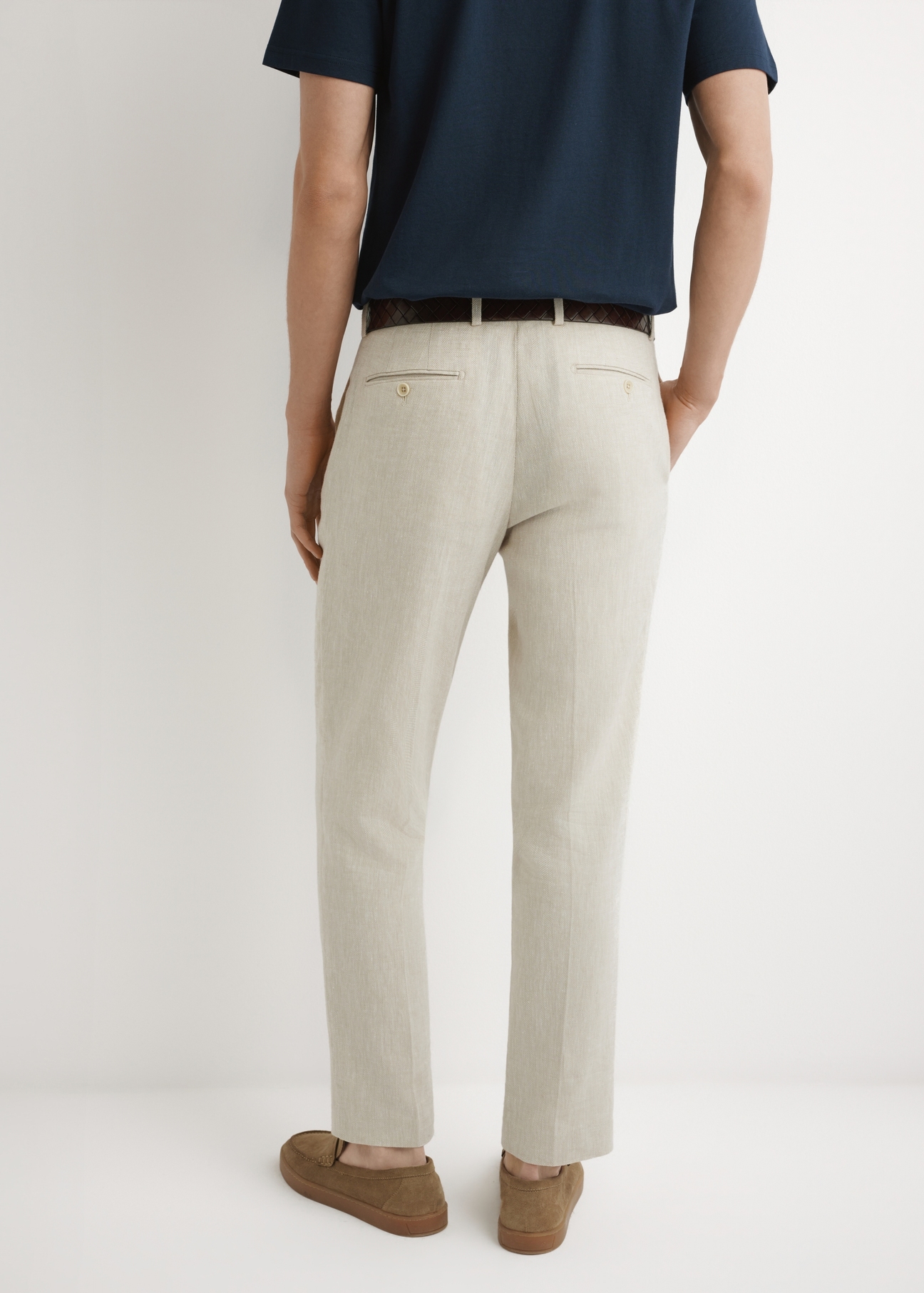 Pánske béžové kostýmové nohavice so vzorom rybej kosti SPOMT-0117-1B(W26), pohľad na produkt zozadu na modeli. Viditeľná polovica siluety.