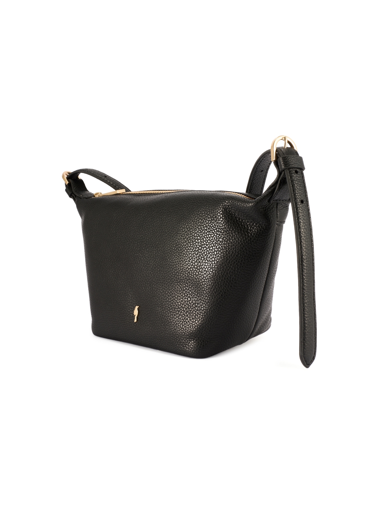 Malá čierna kabelka z prírodnej kože TORES-1267-9I(W26), diagonálny pohľad na produkt na bielom podklade.