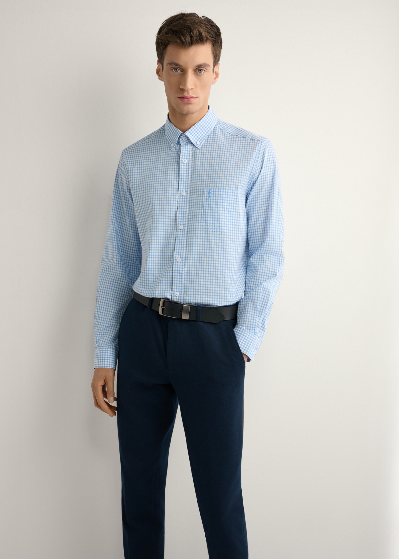 Pánska modrá kockovaná bavlnená košeľa KOSMT-0277-7B(W26), pohľad spredu na produkt na modelke. Viditeľná polovica siluety.