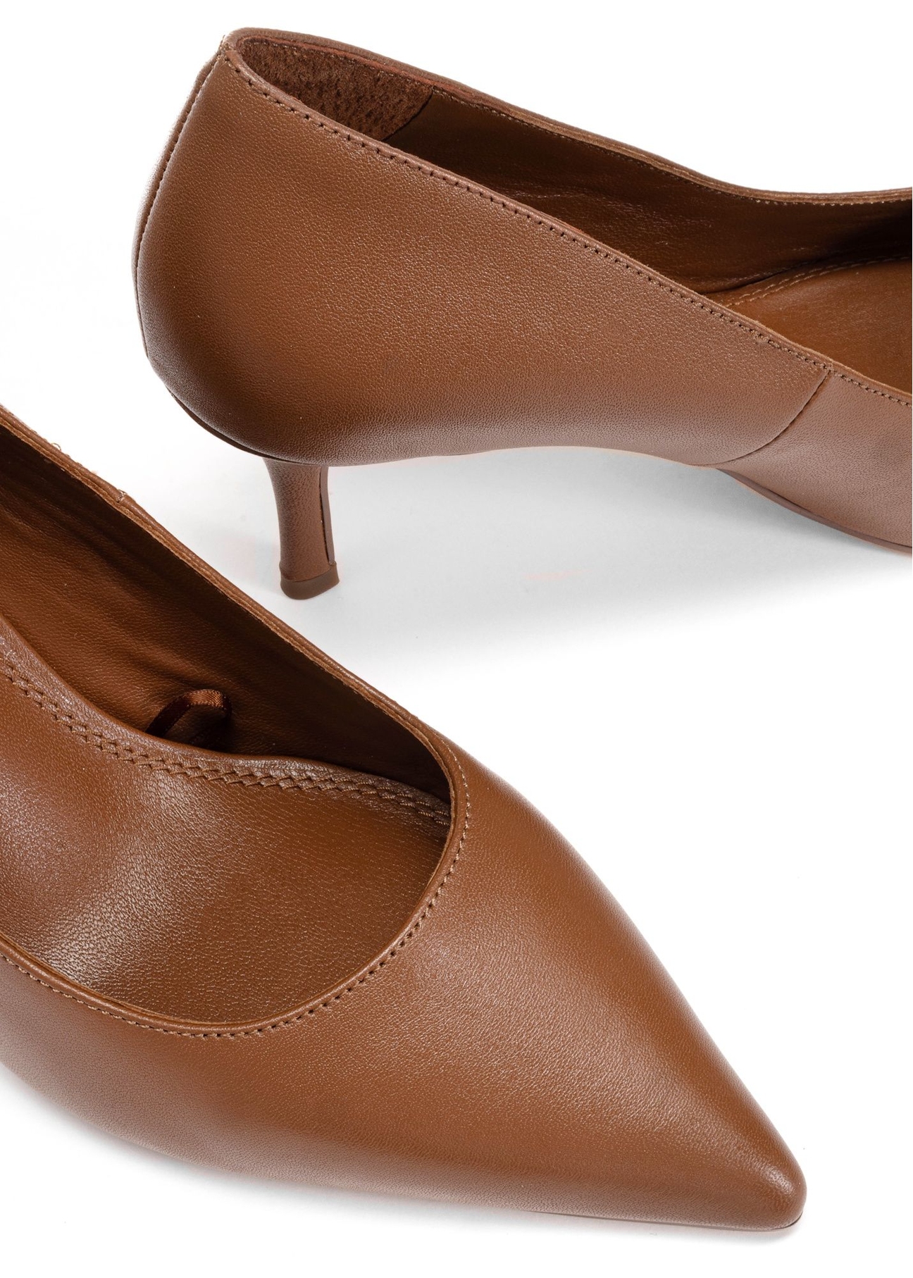 Dámske lodičky z ťavej kože BUTYD-1031A-1D(W26), detail produktu na bielom pozadí.