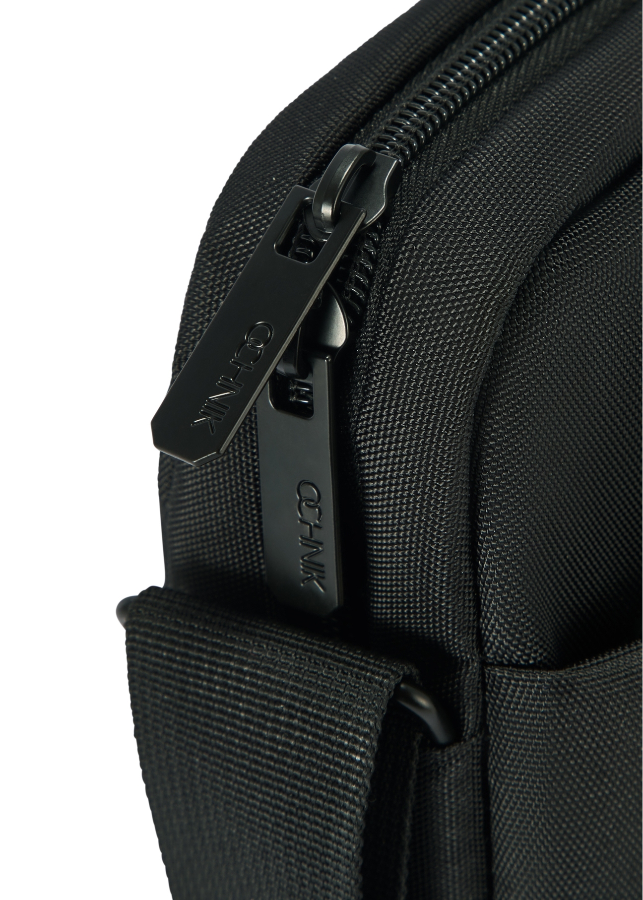 Čierna pánska taška TORMN-0366-99(Z25), detail produktu, pohľad na bielom pozadí.