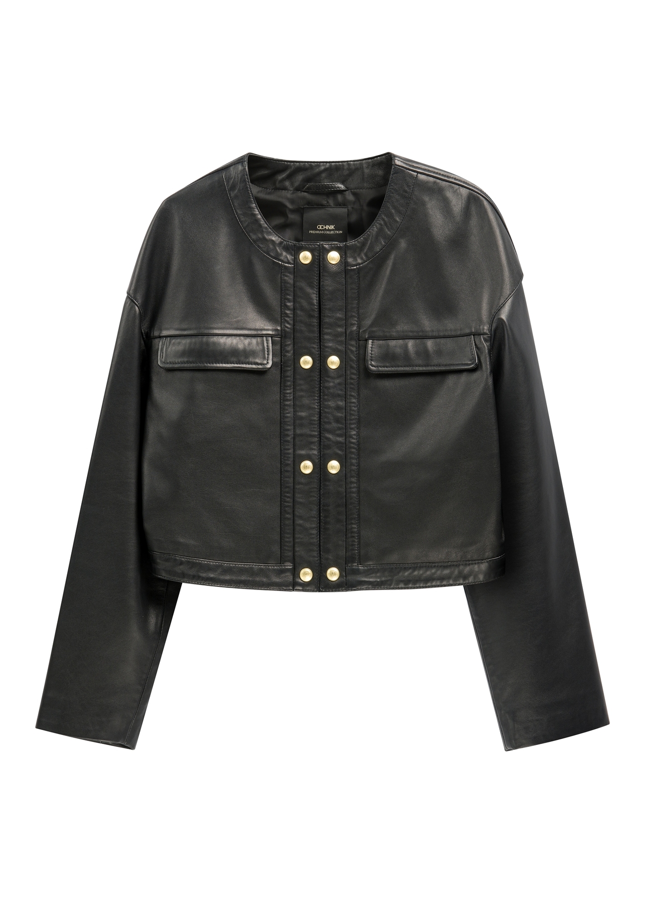 Dámska krátka čierna kožená bunda KURDS-0597-99(W26), pohľad spredu na bielom pozadí.