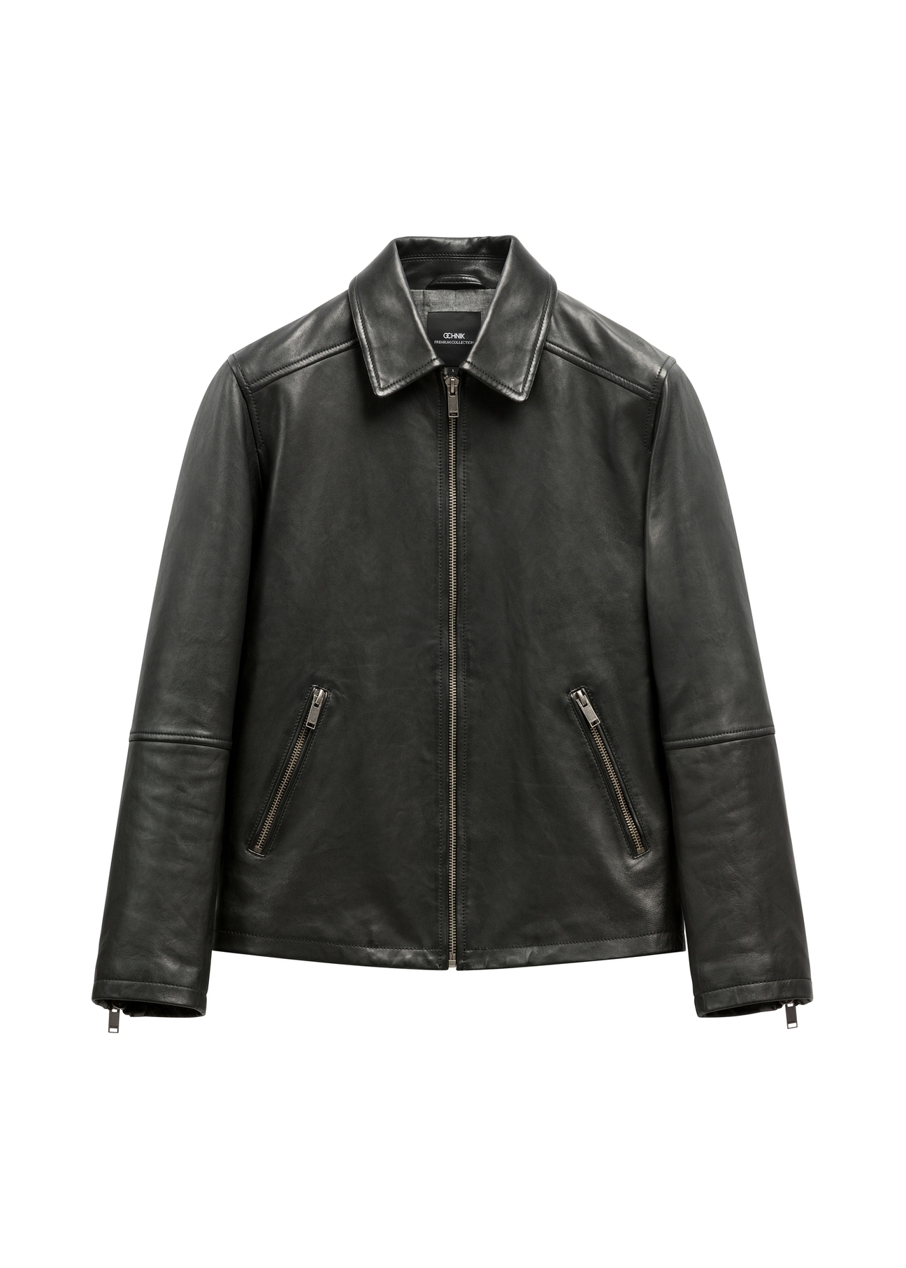 Čierna pánska kožená bunda KURMS-0363-99(W26), pohľad na produkt spredu na bielom pozadí.