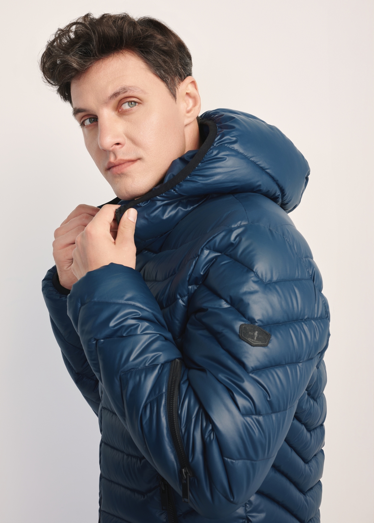 Pánska bunda v tmavomodrej farbe KURMT-0380-69(Z25), výrobok viditeľný z boku na modelke, detailný záber na rukáv.