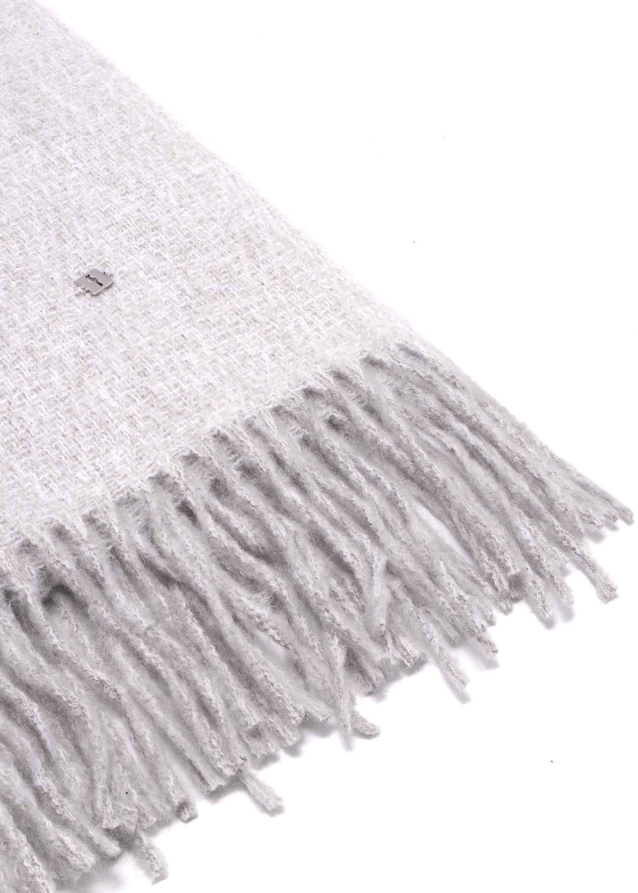 Dámska šedá šatka so strapcami SZADT-0209-91(Z25), detailný záber produktu na bielom pozadí.