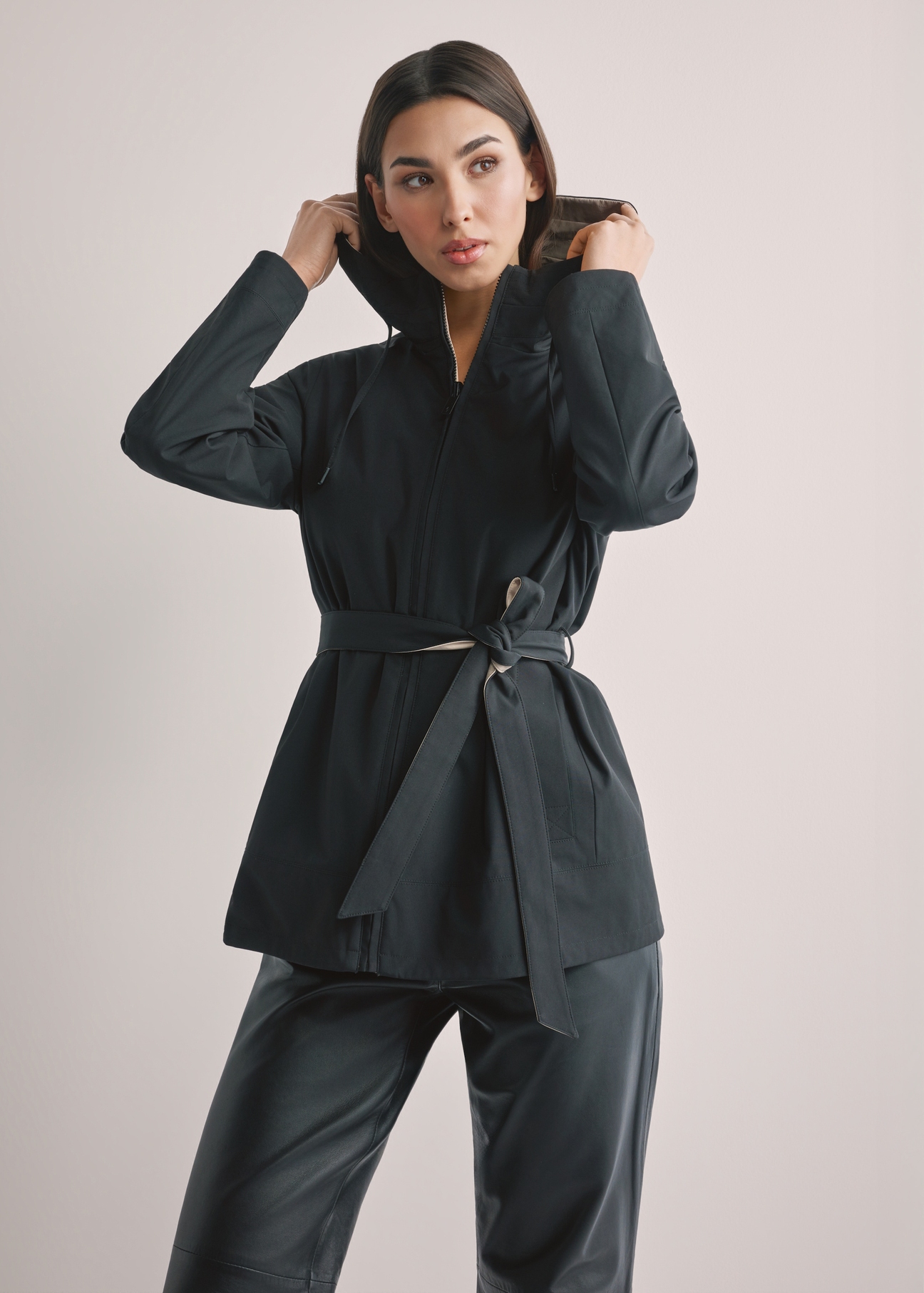 Dámska obojstranná prechodná bunda KURDT-0655-9J(W26), pohľad spredu na výrobok na modelke. Viditeľná polovica siluety.