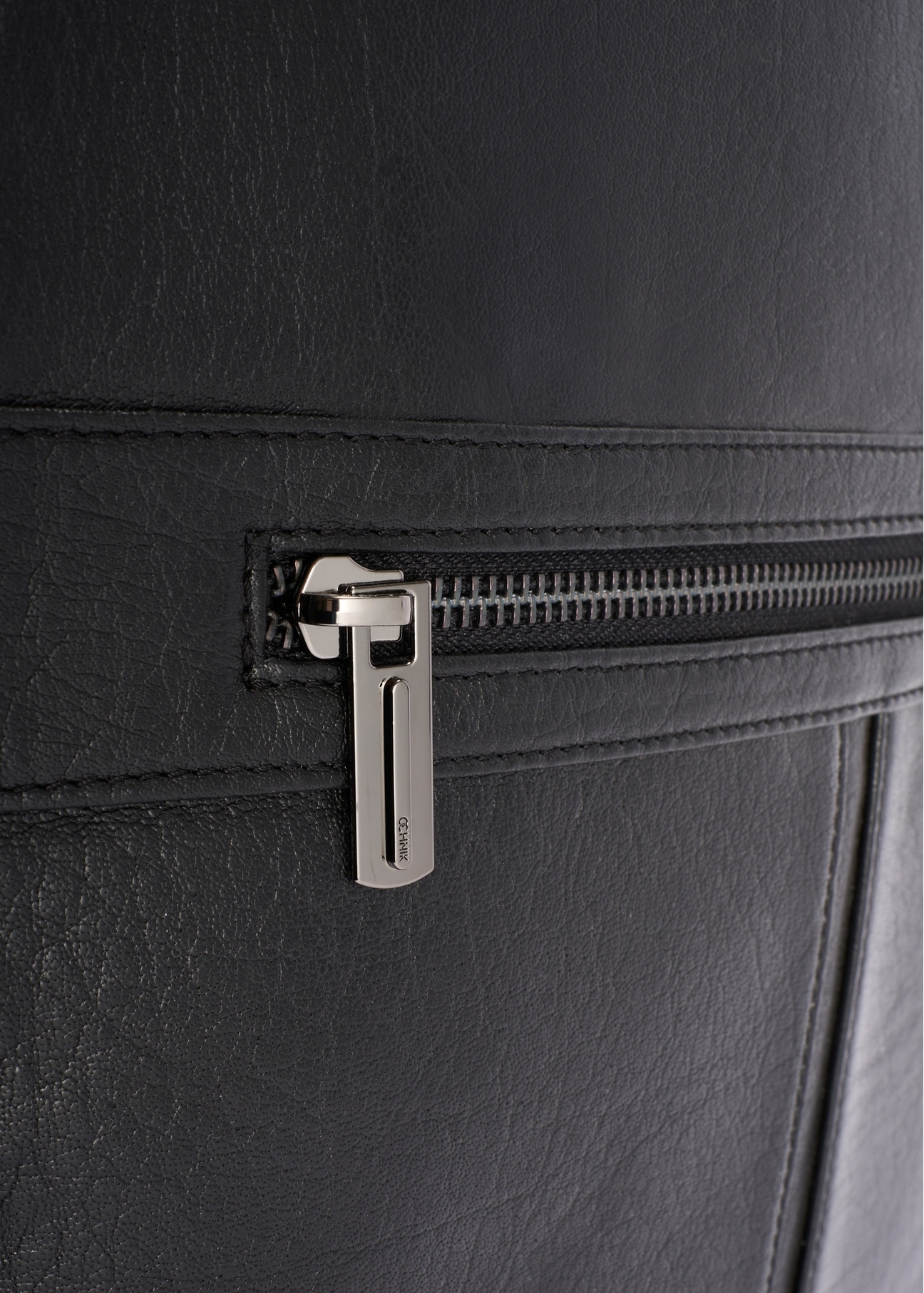 Veľký pánsky kožený batoh TORMS-0493-99(W26) - detailný záber, na bielom pozadí.