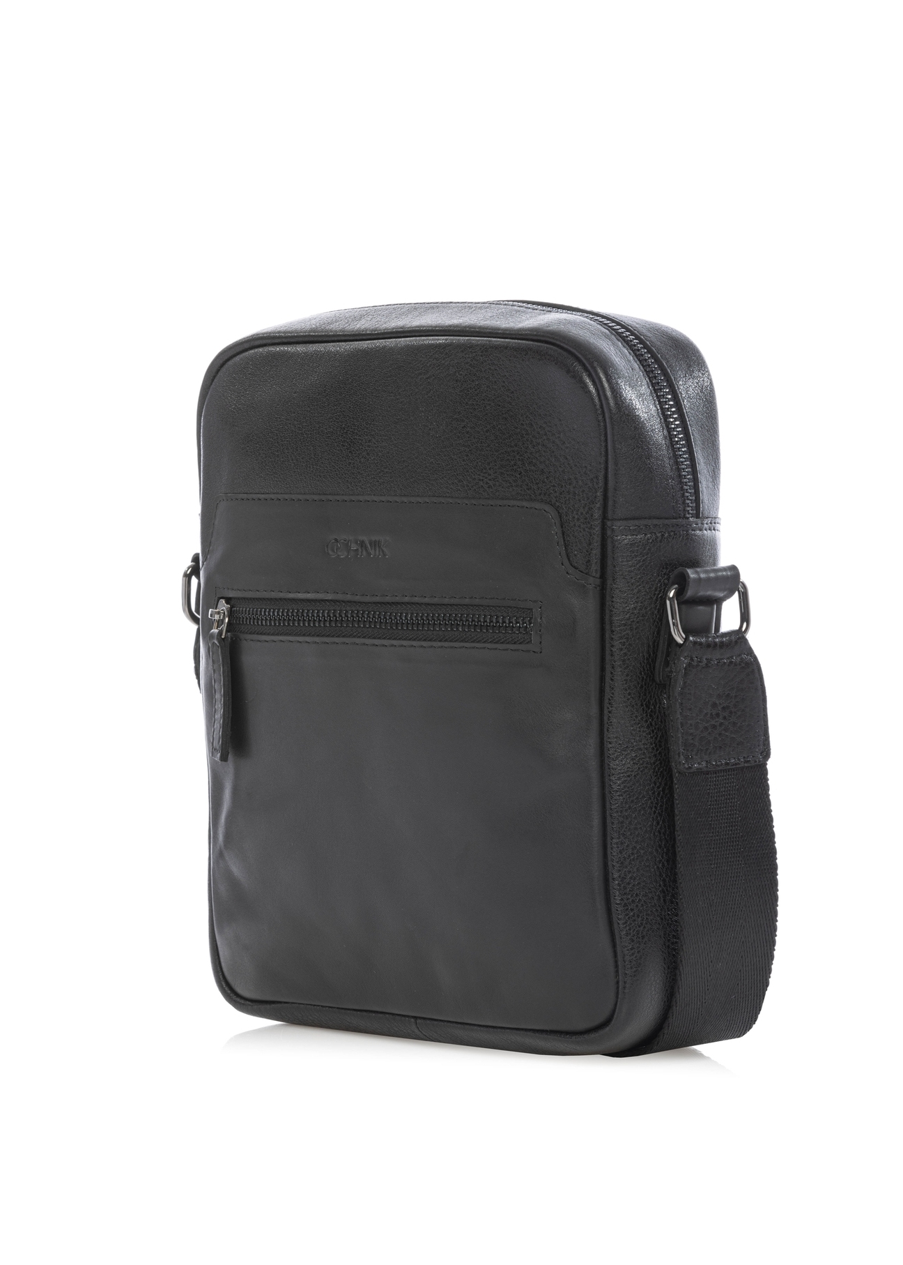 Pánska čierna kožená taška cez rameno TORMS-0499-99(W26), diagonálny pohľad na produkt na bielom pozadí.