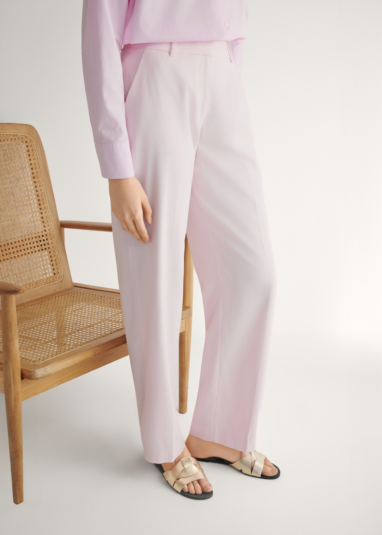 Dámske zlaté pletené žabky BUTYD-0903C-2X(W26), bočný pohľad na produkt na nohách modelky.