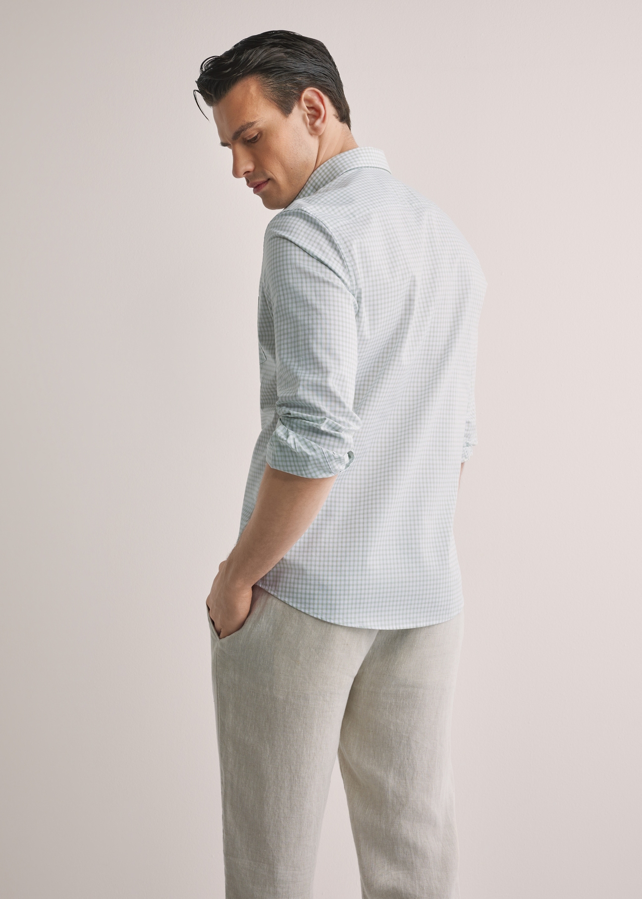 Pánska bavlnená košeľa s károvaným vzorom KOSMT-0277-8F(W26), pohľad na produkt zozadu na modelke. Viditeľná polovica siluety.