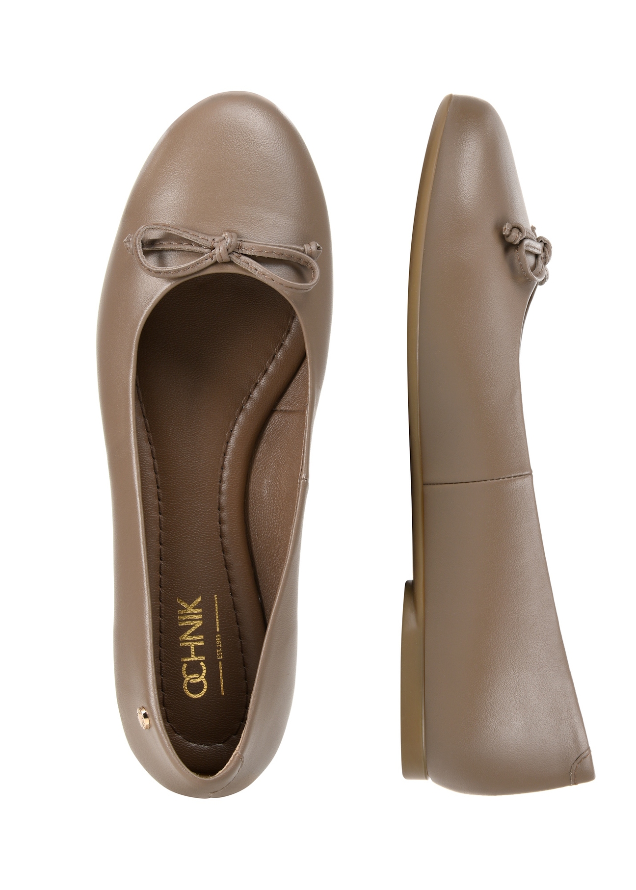 Dámske kožené balerínky v chladnej béžovej farbe BUTYD-1248-1K(W26), pohľad na produkt zhora na bielom pozadí.