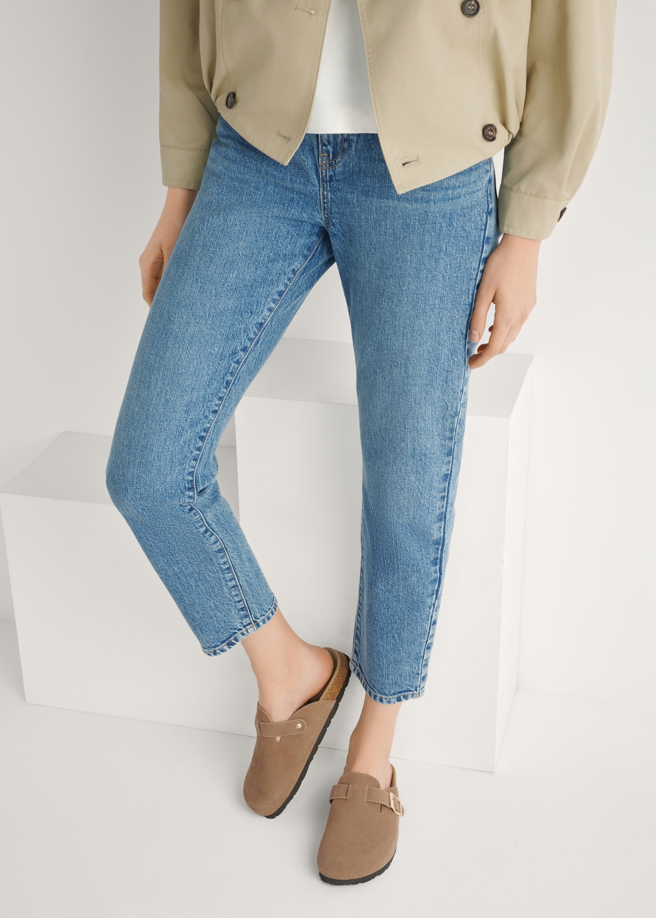 Dámske semišové žabky v ťavej farbe BUTYD-1267-1D(W26), pohľad spredu na produkt na nohách modelky.