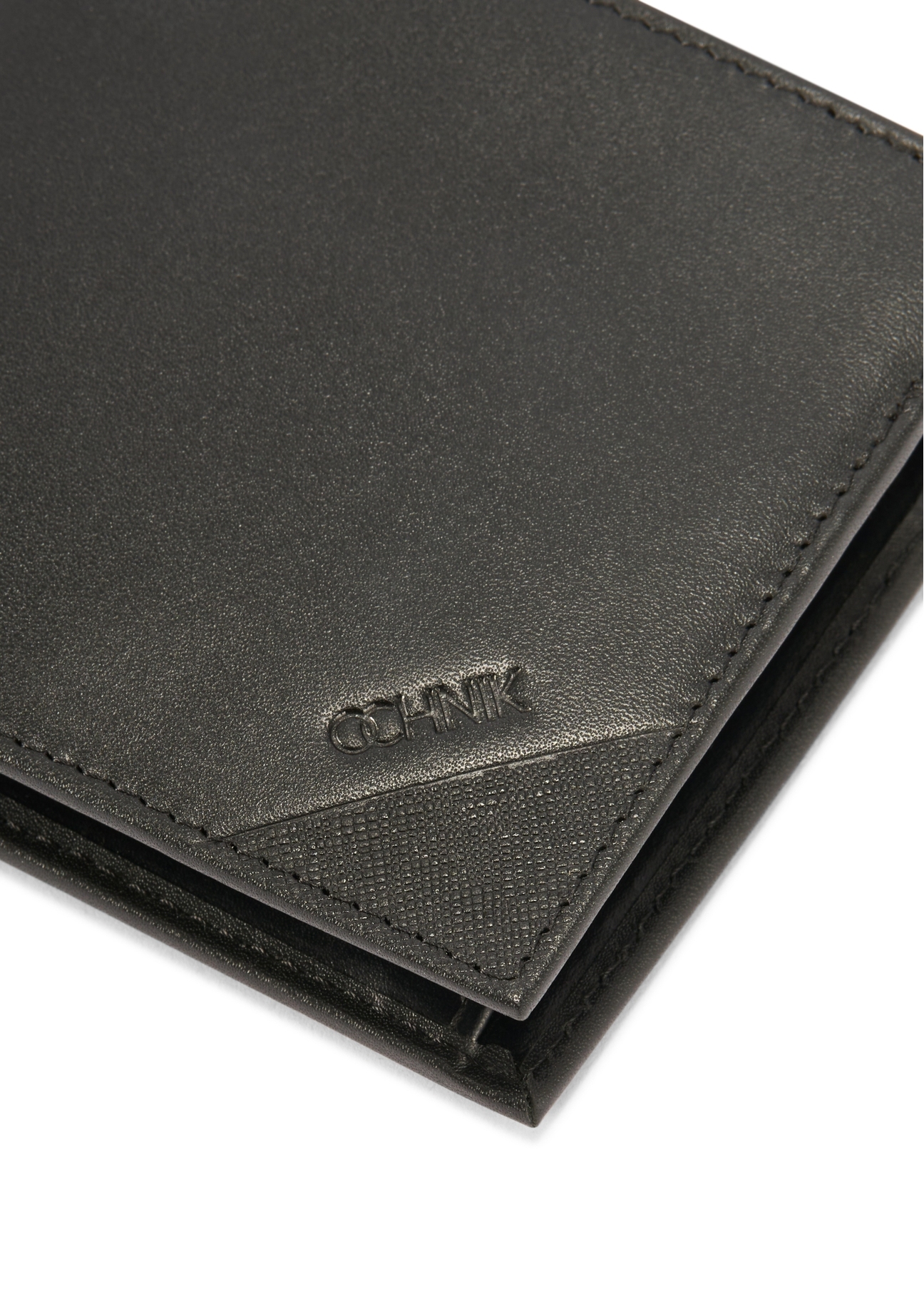 Čierna pánska kožená peňaženka PORMS-0655-99(Z25), detailný záber produktu, pohľad na bielom pozadí.