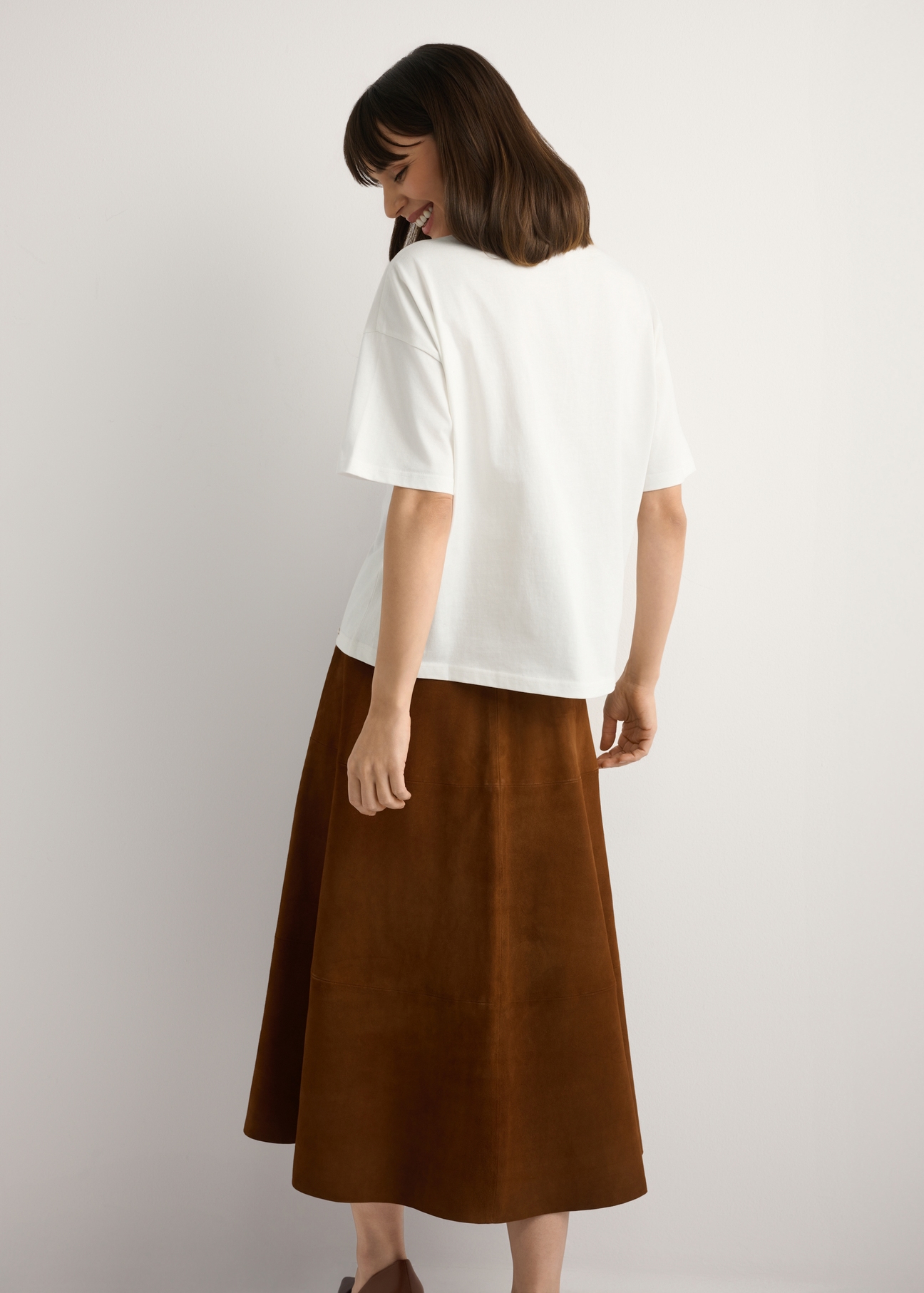 Semišová midi sukňa koňakovej farby SPCDS-0084-1F(W26)