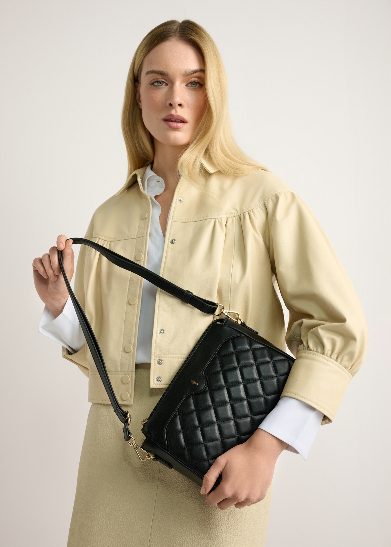 Čierna prešívaná dámska kabelka TOREC-1116-99(W26)