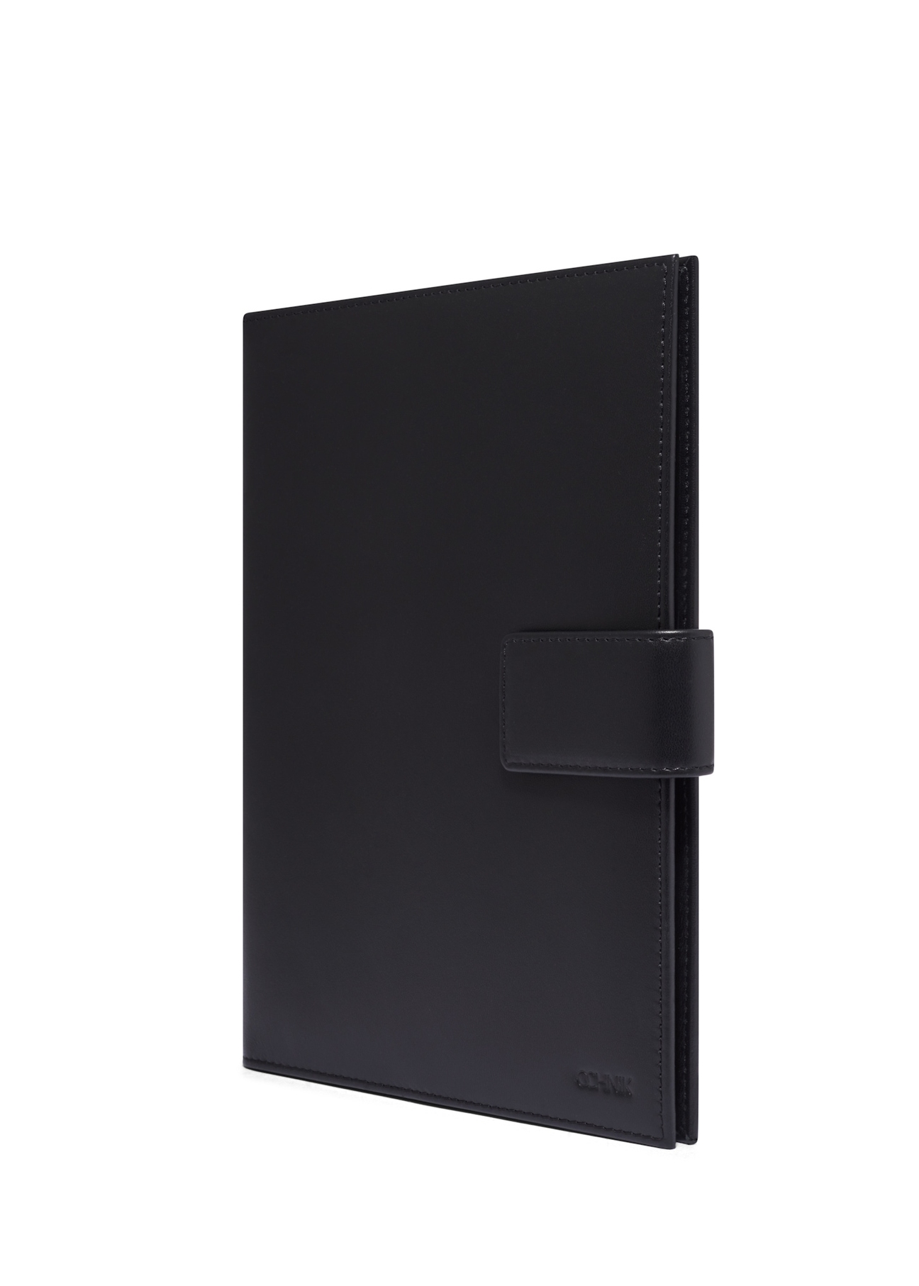 Čierne kožené puzdro na notebook PORMS-0718-99(Z26), diagonálny pohľad na produkt na svetlom pozadí.
