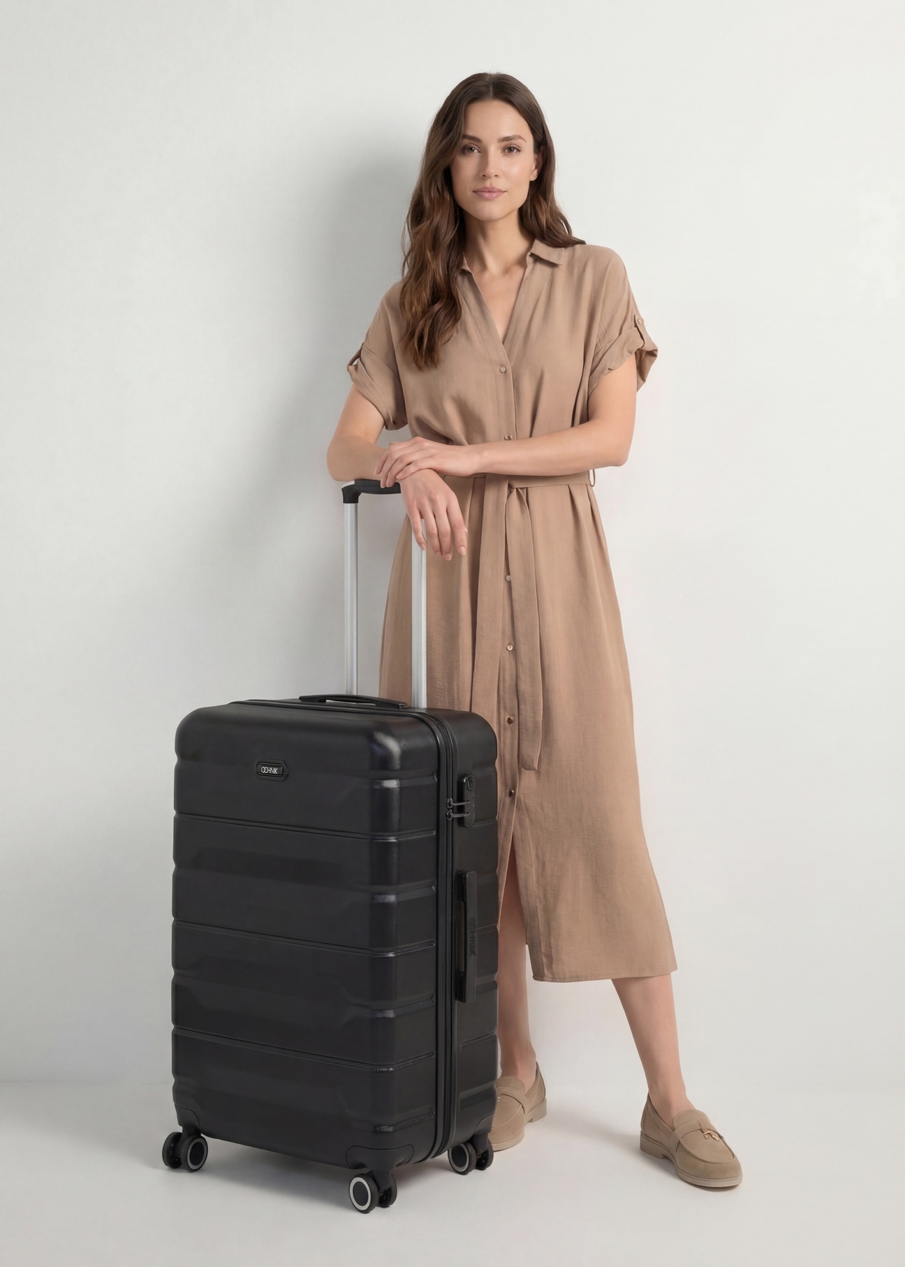 Veľký kufor na kolieskach WALAB-0067-99-28(W25), pohľad na produkt diagonálne vedľa modelu, viditeľný je celý model.