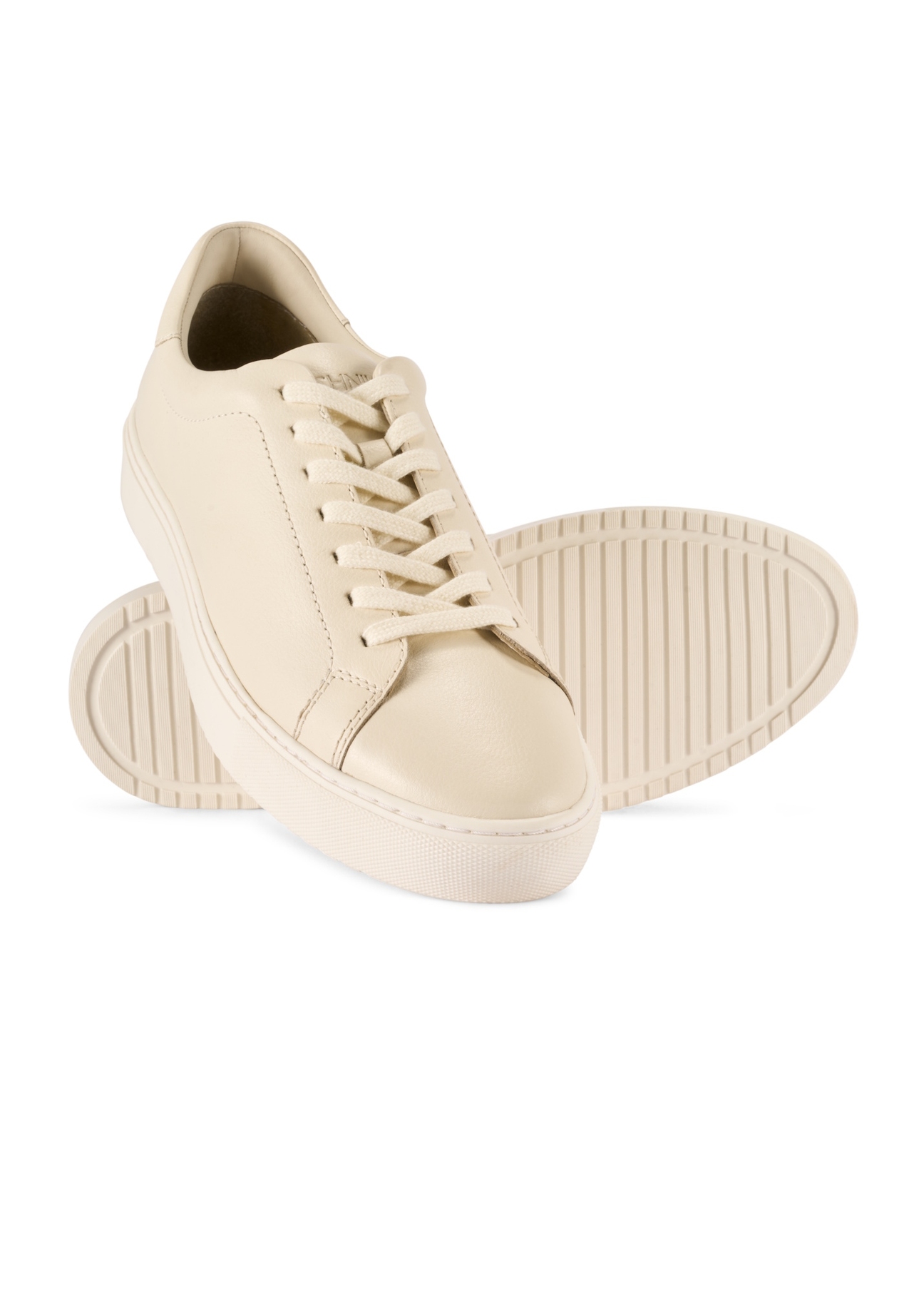 Biele kožené športové topánky BUTYM-0503A-0B(W26), diagonálny pohľad na produkt na bielom pozadí.