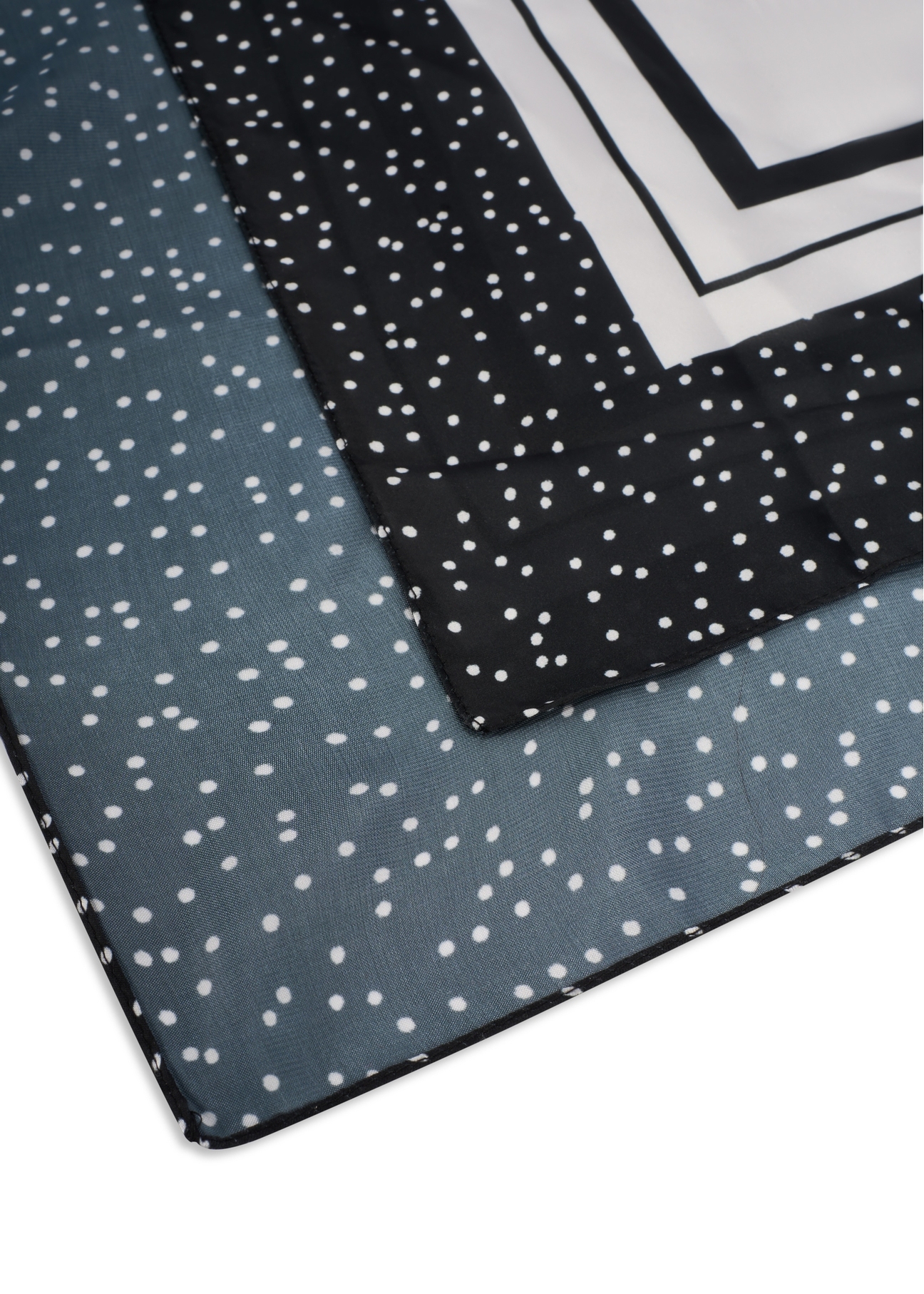 Čierna dámska šatka s logom SZADT-0192-9P(W26), detail produktu na bielom pozadí.