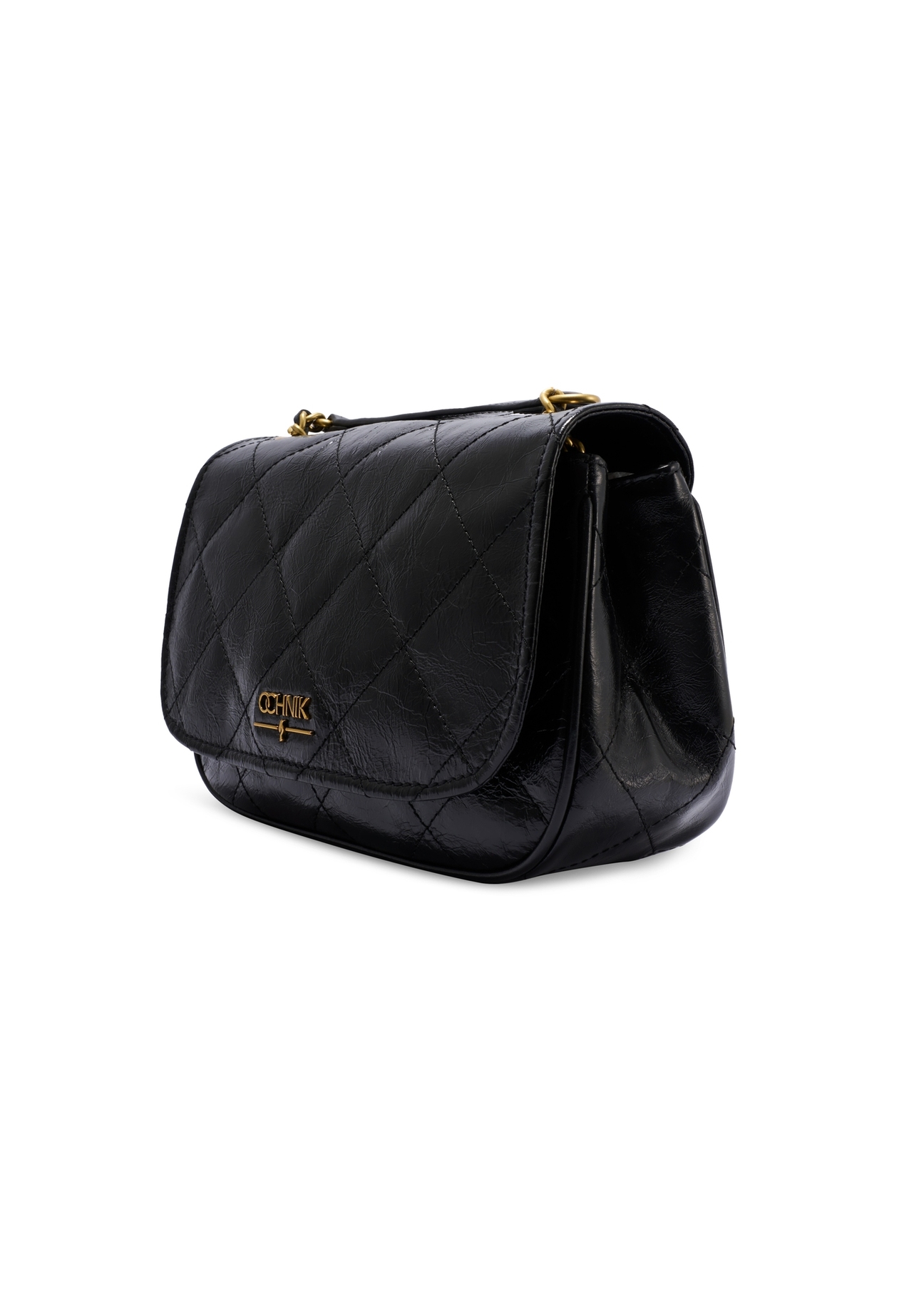 Dámska kabelka z čiernej lakovanej kože TORES-1297-99(W26), diagonálny pohľad na produkt na bielom pozadí.