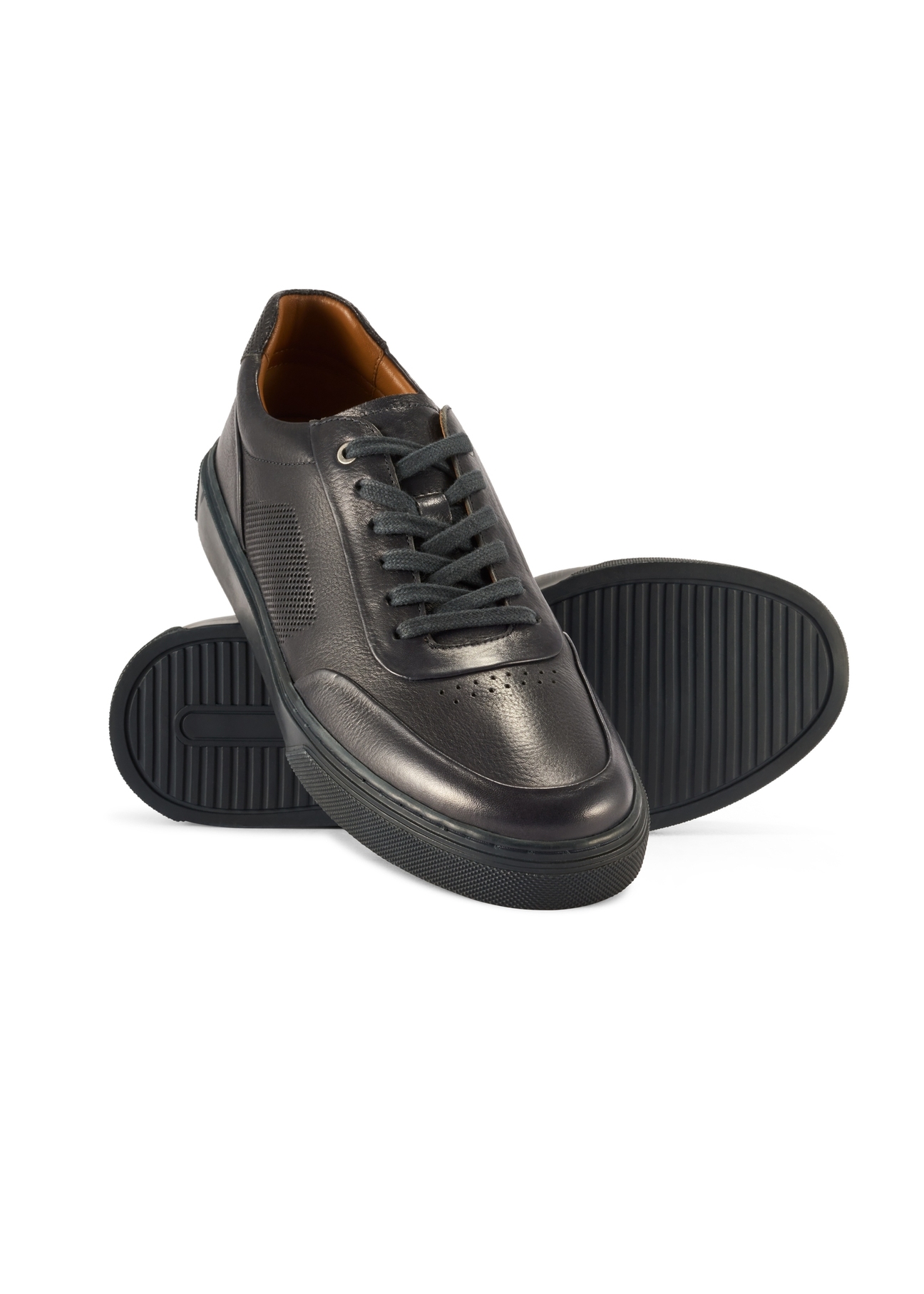 Herren-Sneaker aus Leder in Marineblau BUTYM-0484-7E(W26) - Produktansicht leicht diagonal, auf weißem Hintergrund.