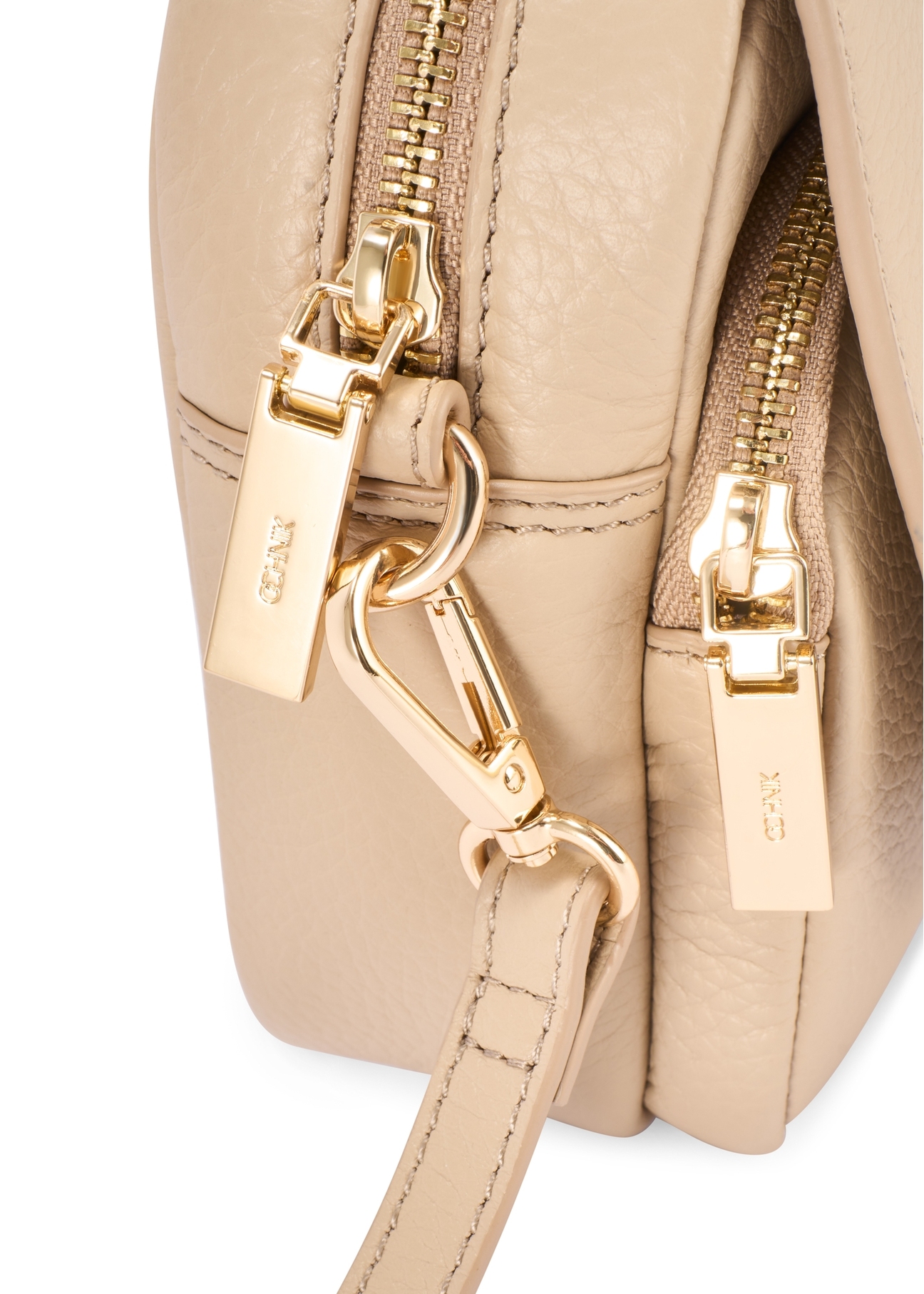 Dámska kožená kabelka cez rameno béžovej farby TORES-0958E-1B(W26) - detailný záber, na bielom pozadí.