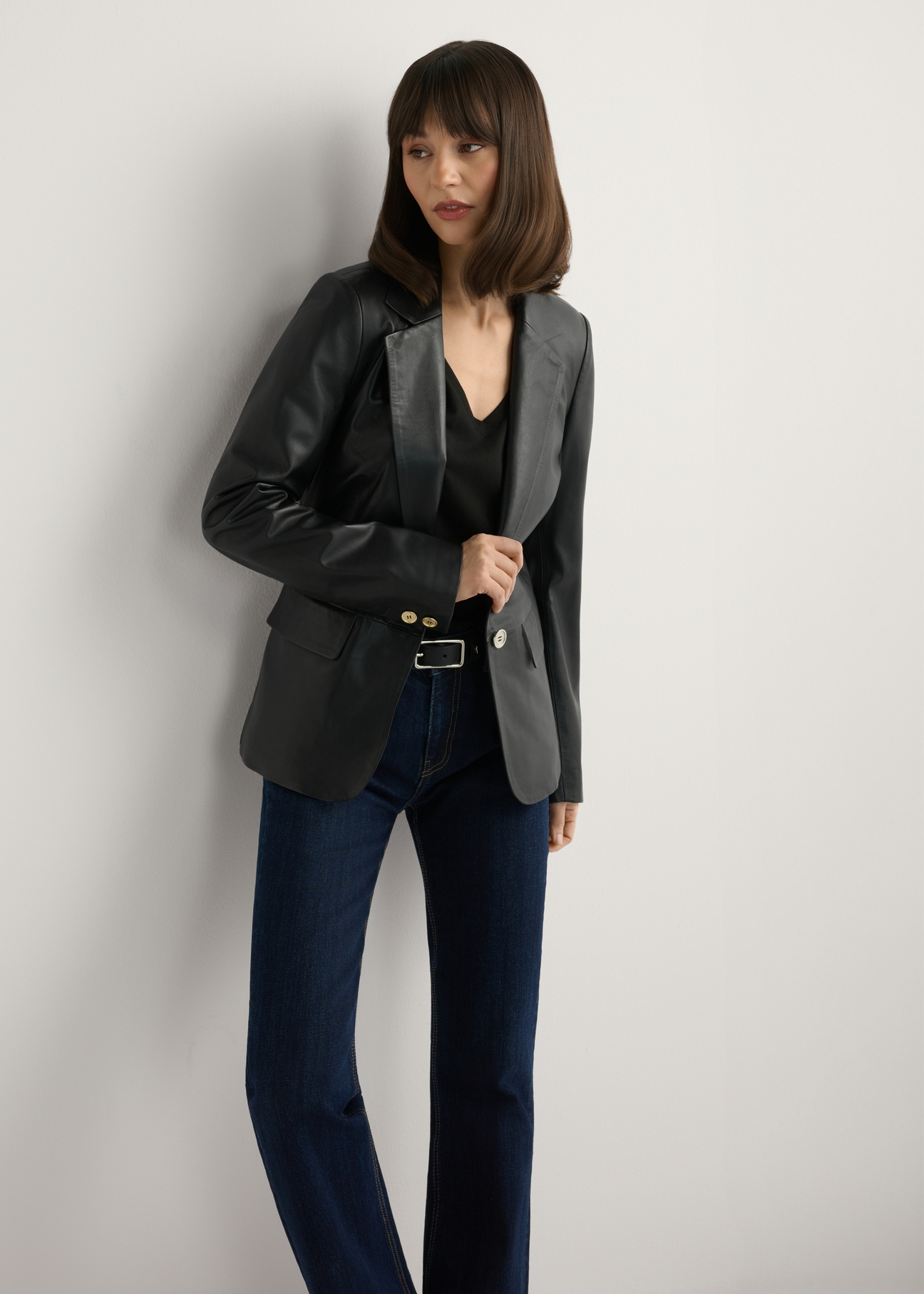 Dámska čierna kožená bunda KURDS-0445-99(W26), pohľad spredu na produkt na modelke. Viditeľná polovica siluety.