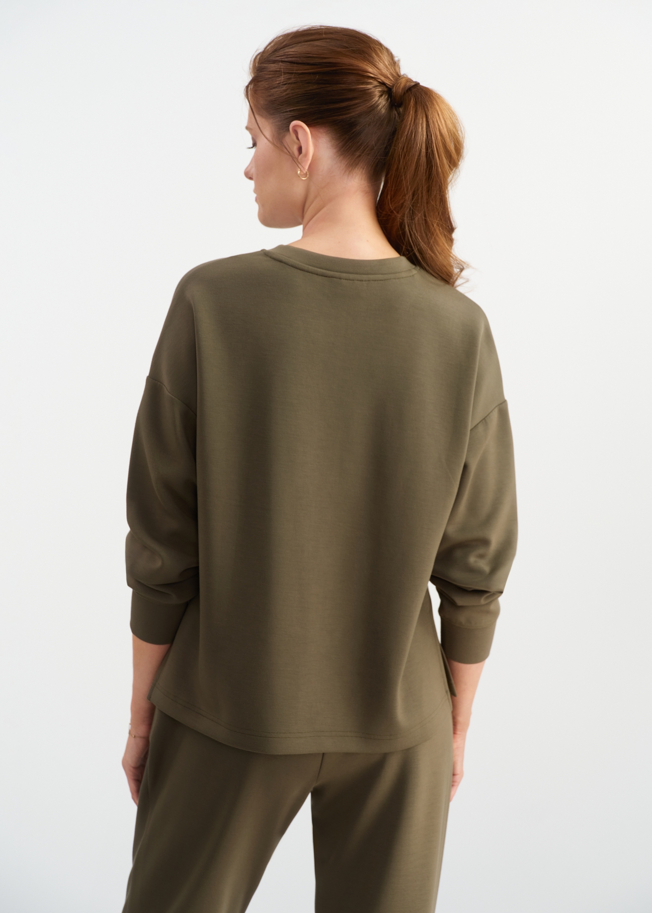 Dámska kaki mikina BLZDT-0112-55(W25) - zadný pohľad na model, na bielom pozadí. Celá silueta je viditeľná do polovice.
