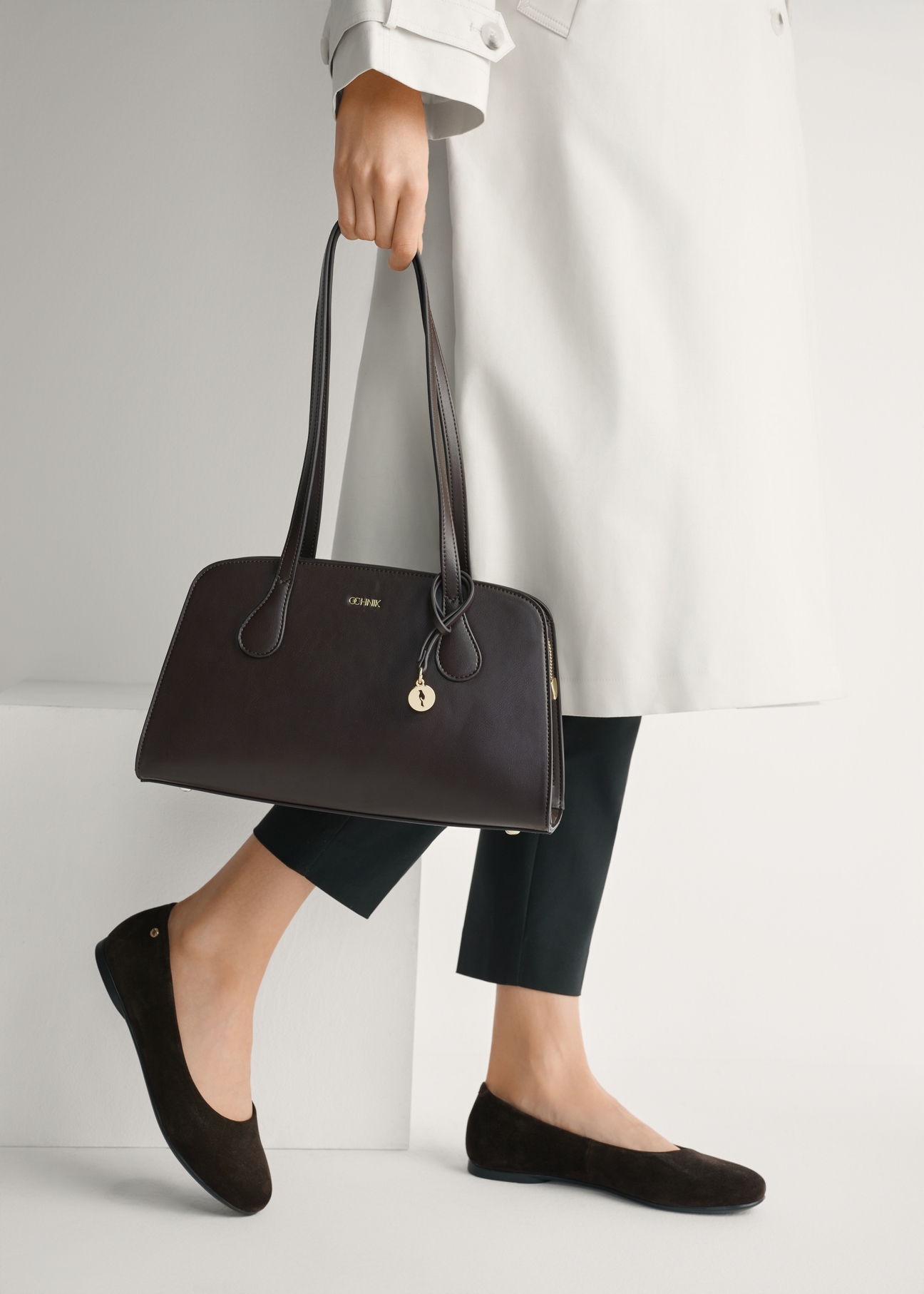 Dámske semišové balerínky v hnedej farbe BUTYD-1247-1I(W26), bočný pohľad na výrobok na nohách modelky.