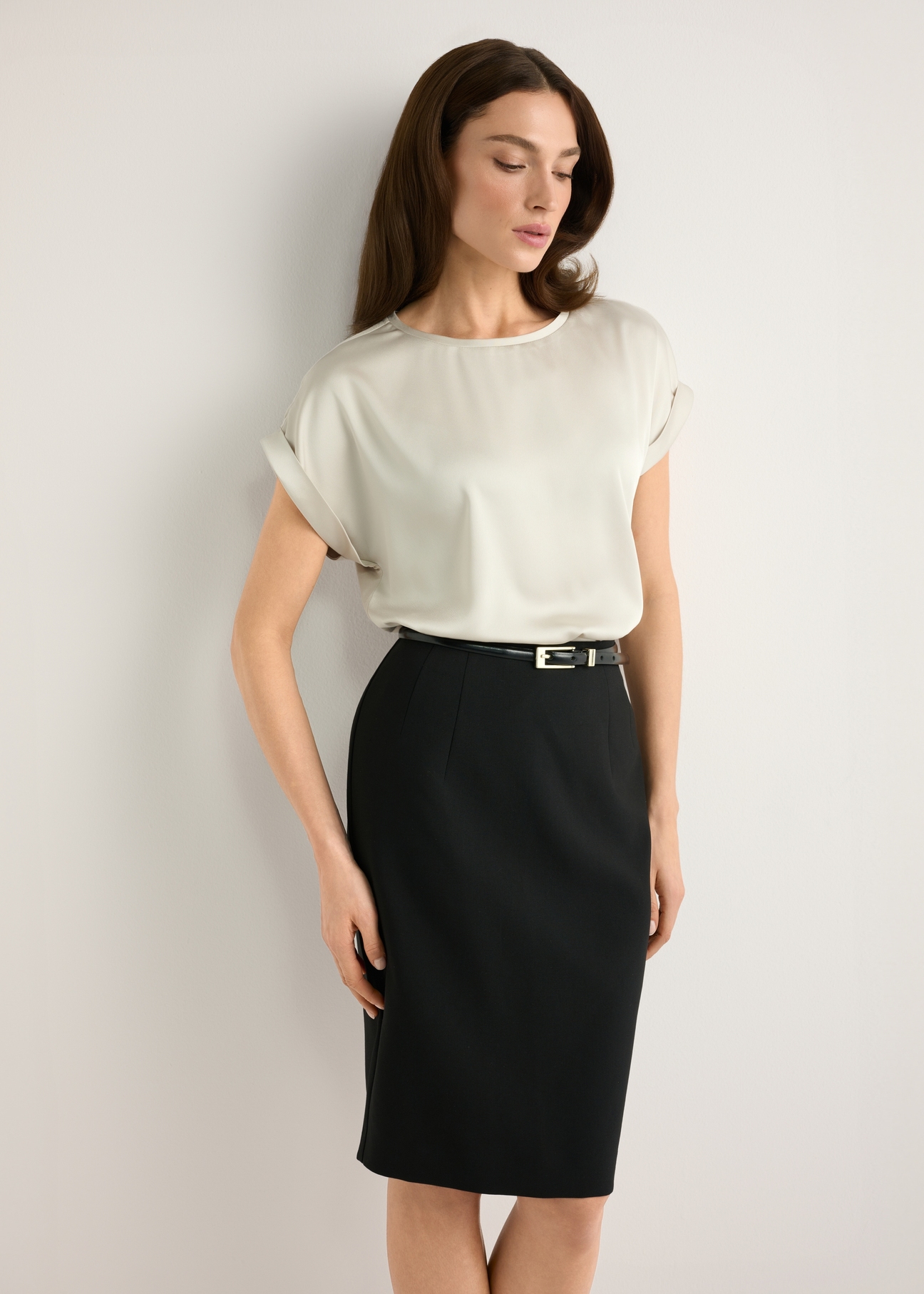 Svetlobéžová dámska blúzka BLUDT-0205-1A(W26), pohľad spredu na produkt na modelke. Viditeľná polovica siluety.