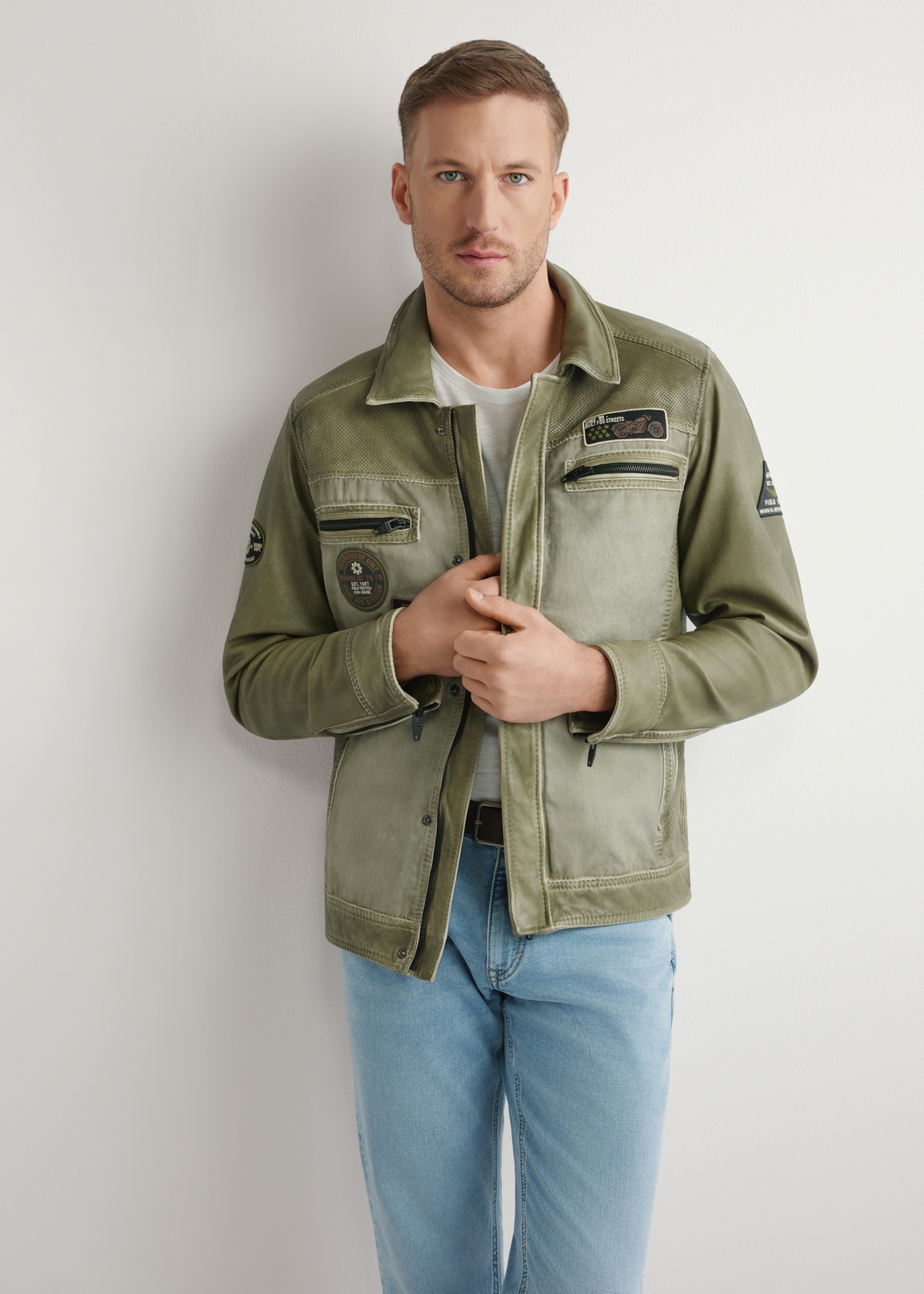 Pánska khaki prechodná bunda KURMS-0405-8F(W26), pohľad spredu na siluetu modelu. Viditeľná je polovica siluety.