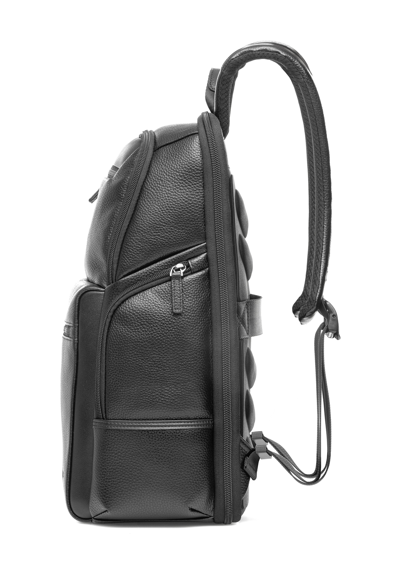 Čierny priestranný kožený batoh PLCMS-0023-99(Z25), pohľad na produkt z boku na bielom pozadí.