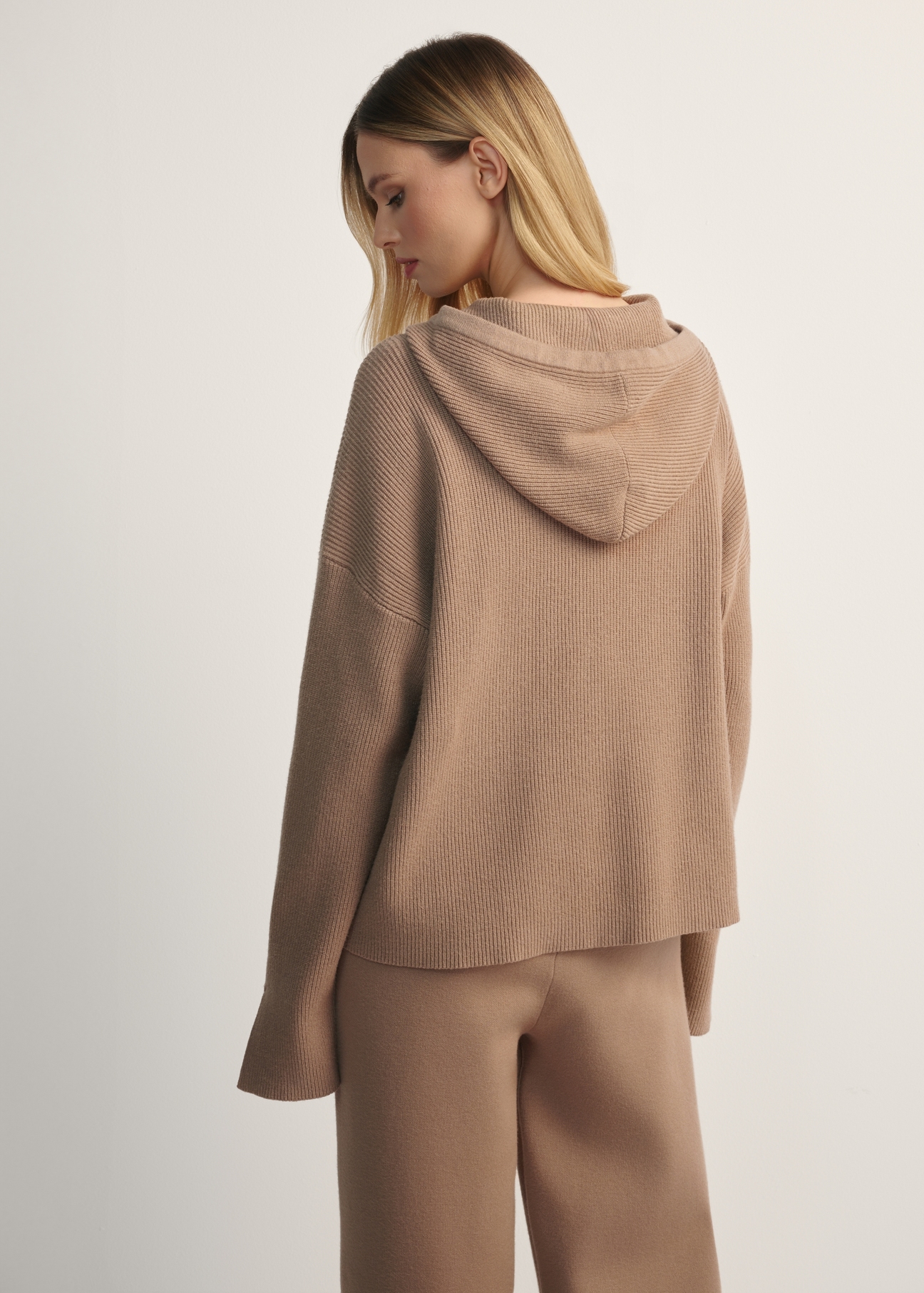 Dámska mikina s kapucňou karamelová BLZDT-0116-24(Z25)