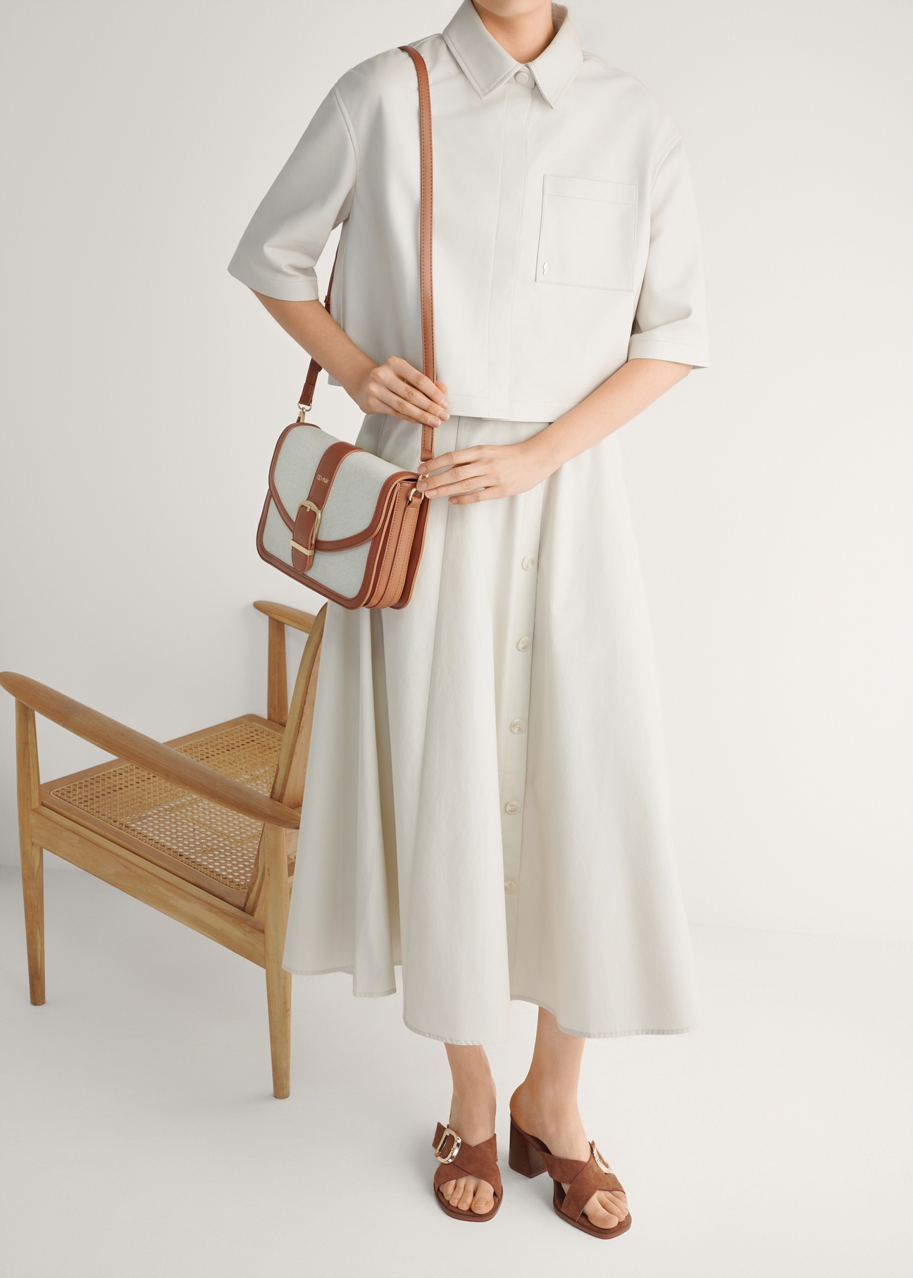 Dámske semišové šľapky na blokovom podpätku BUTYD-1228-1D(W26), pohľad spredu na produkt na nohách modelky, na svetlom pozadí.