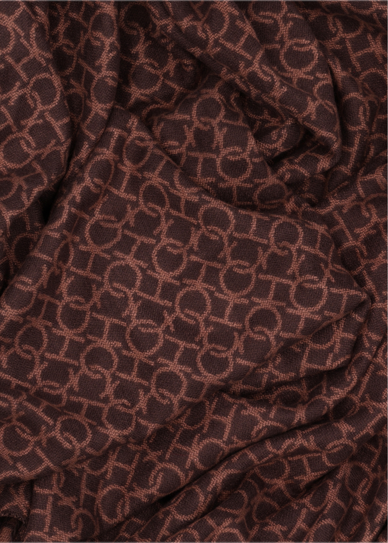 Dámska obojstranná šatka s monogramom SZADT-0235-1I(Z26) - detailný záber na detail, na bielom podklade.
