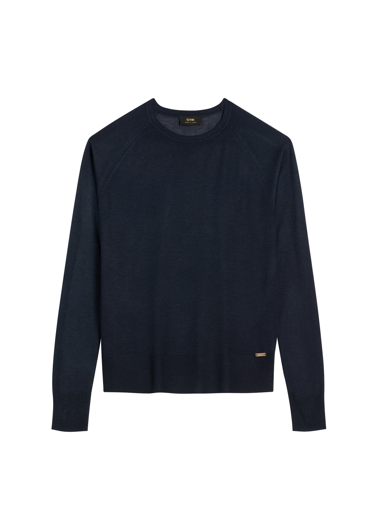 Tenký dámsky sveter tmavomodrý SWEDT-0257-7E(W26), pohľad spredu na bielom pozadí.