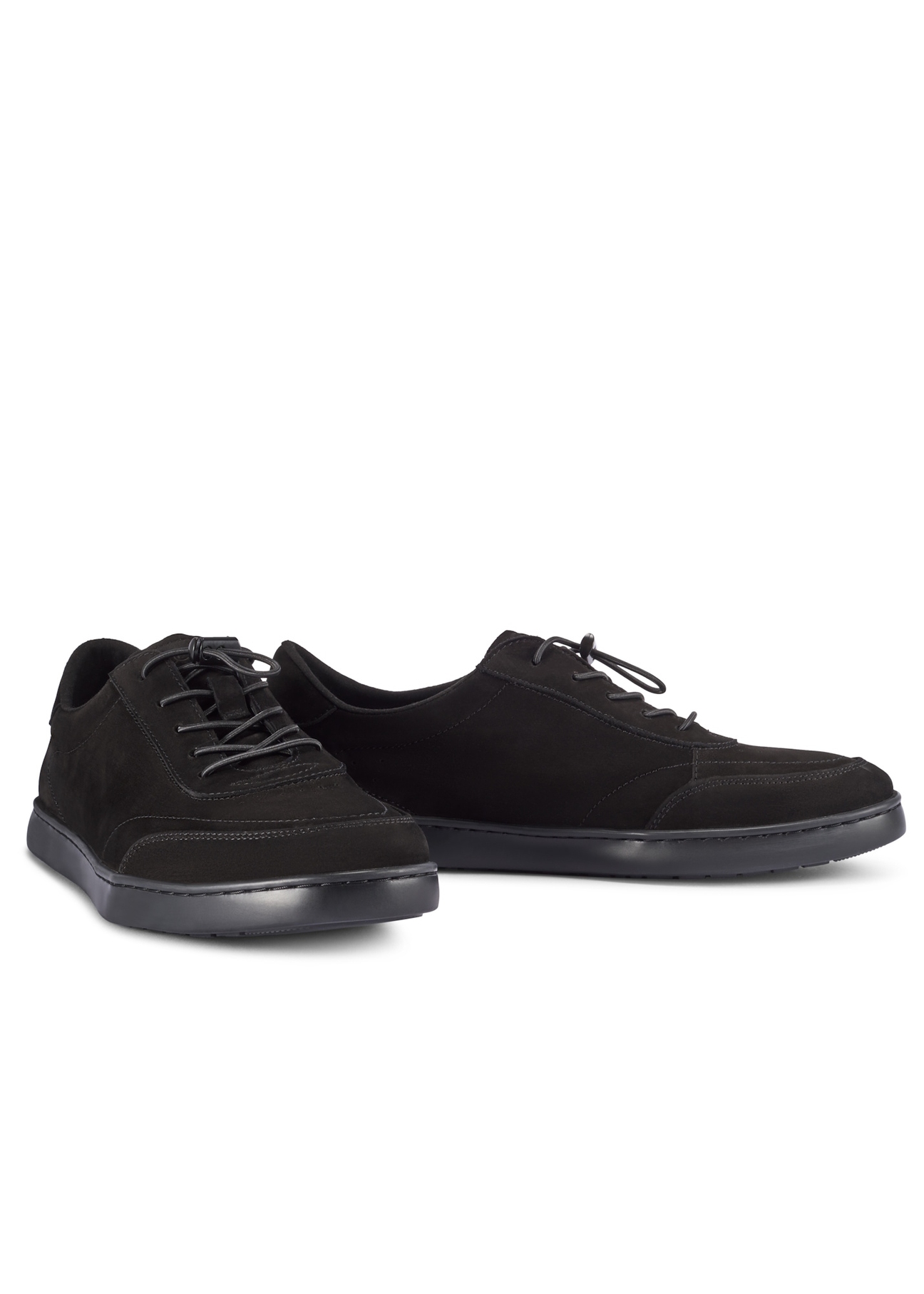 Čierne pánske kožené topánky BUTYM-0529-99(W26), diagonálny pohľad na produkt na bielom pozadí.