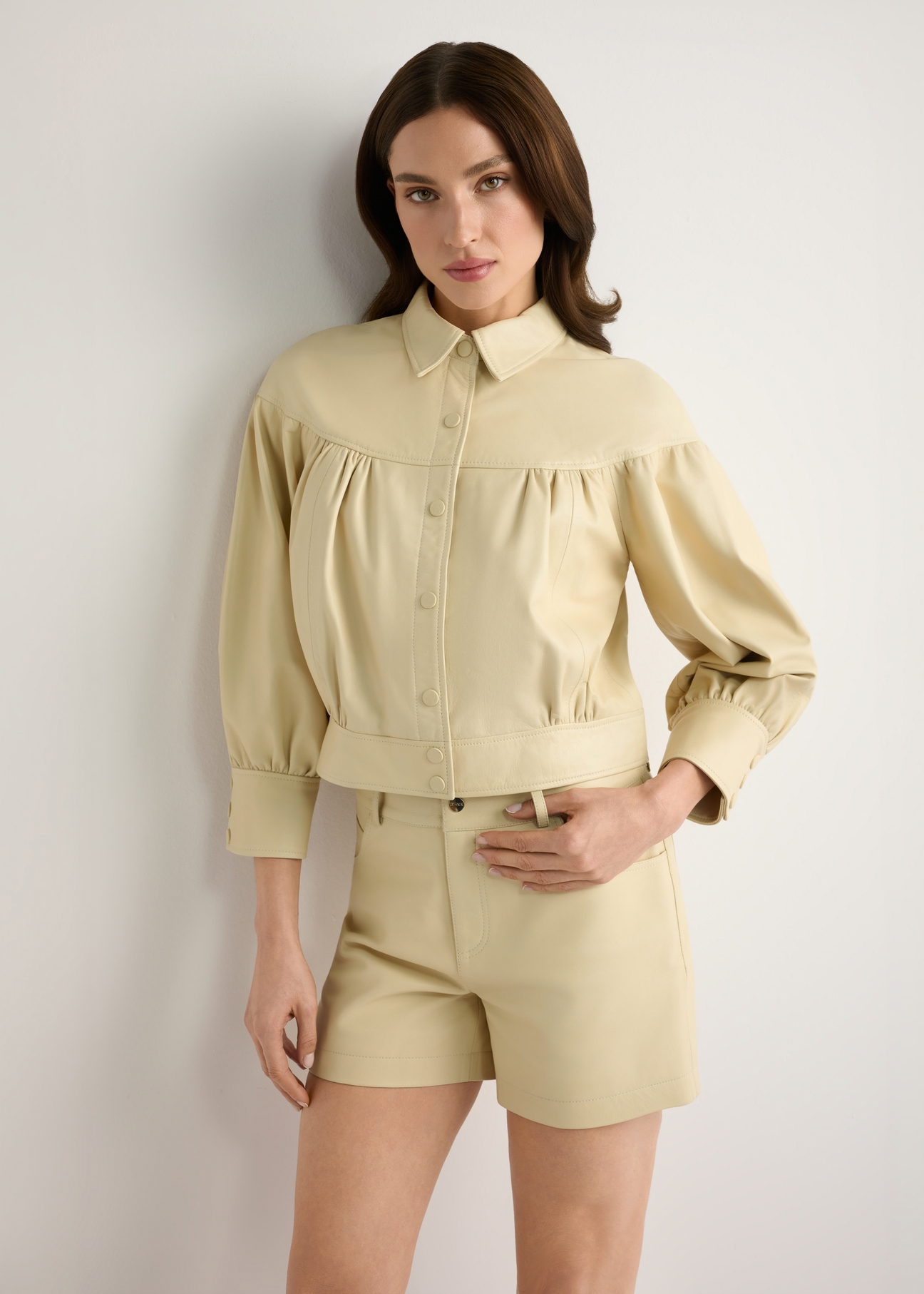 Svetložlté kožené dámske šortky SPODS-0035-2A(W26), pohľad spredu na produkt na modelke, viditeľná polovica siluety.-02