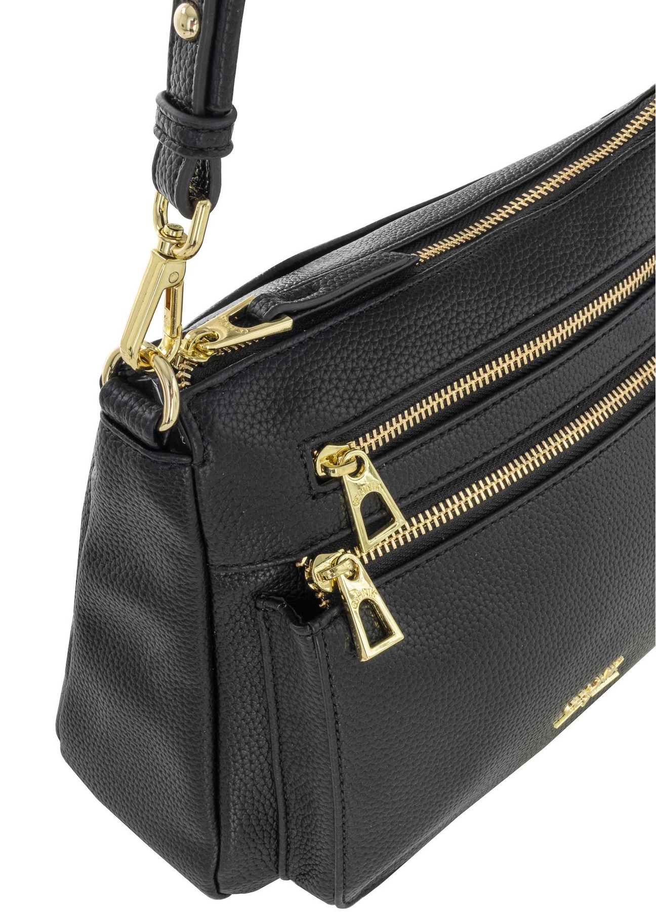 Čierna dámska messenger taška z imitácie kože TOREC-0966A-99(Z25) - detail zlatých zipsov na bielom pozadí.
