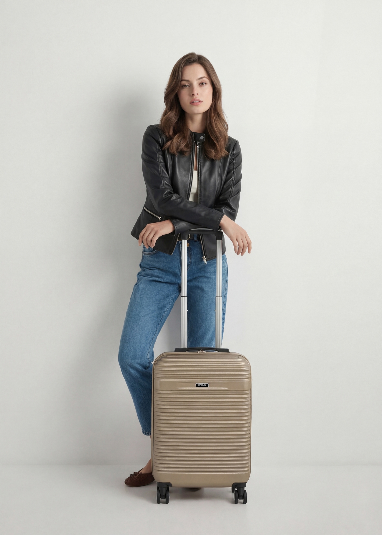 Malý kufor na kolieskach WALAB-0040-2X-19(W26), pohľad na produkt spredu vedľa modelu, viditeľná je celá silueta.