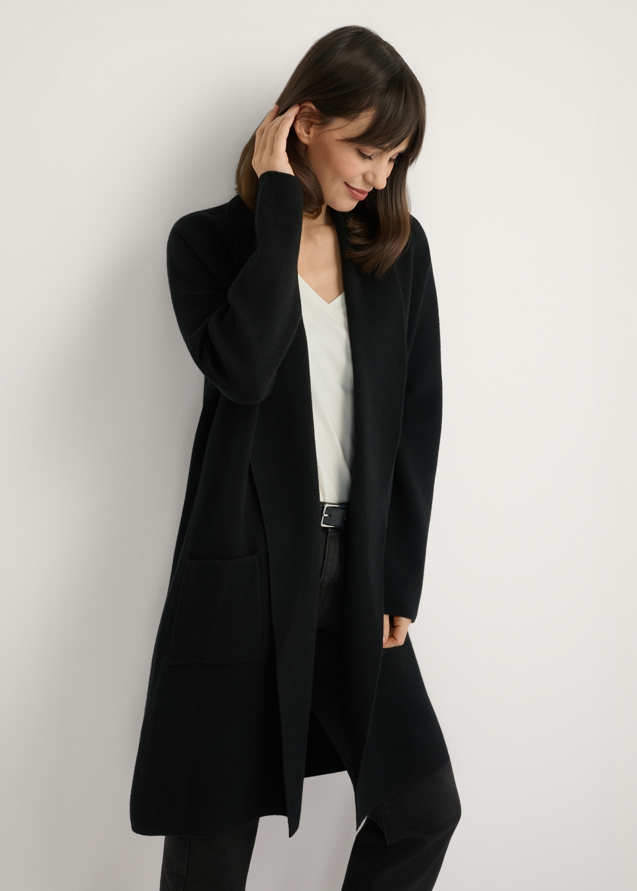 Čierny základný dámsky kardigan KARDT-0041-99(W25), pohľad spredu na produkt na modelke. Viditeľná polovica siluety.