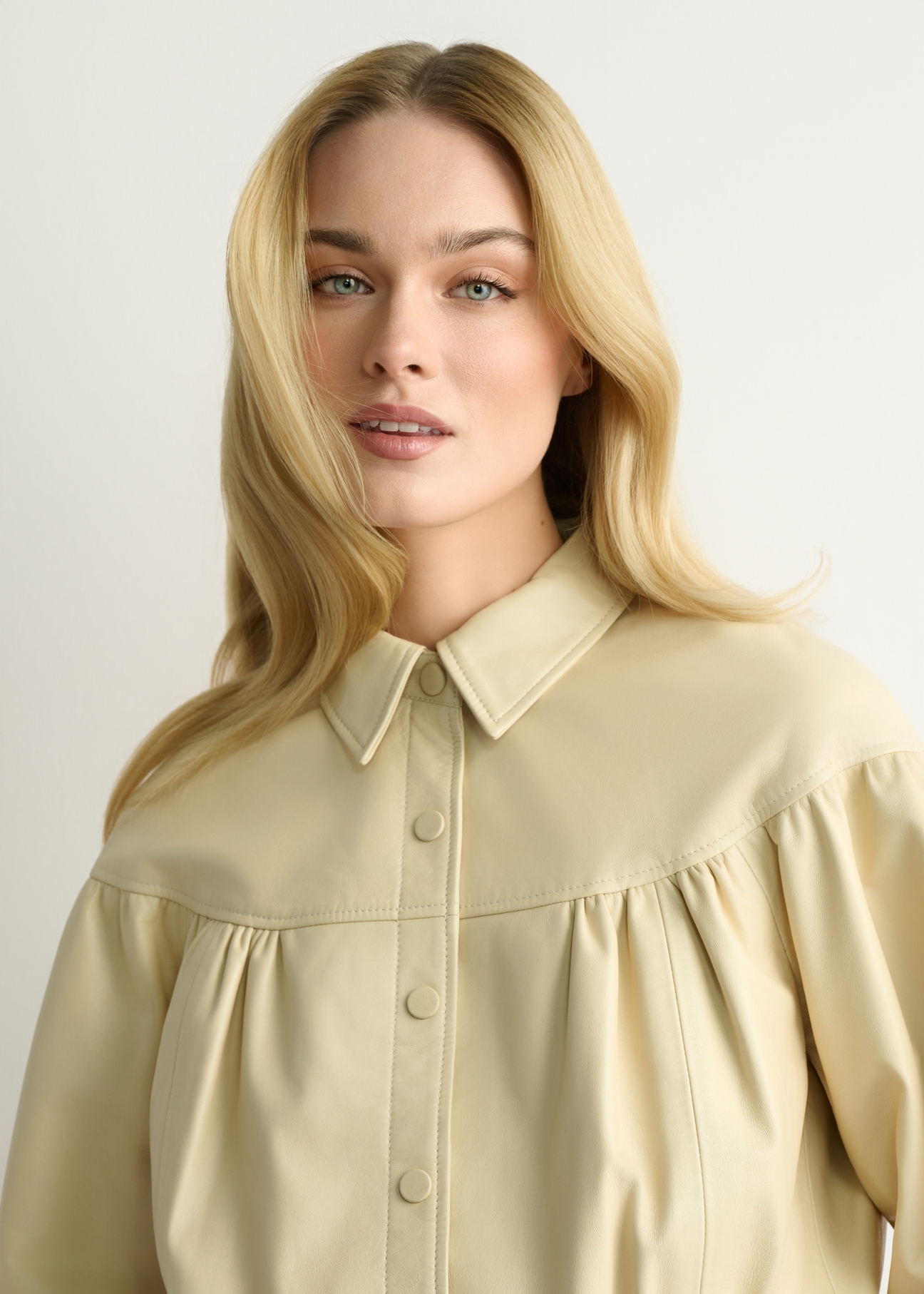 Svetložltá dámska kožená bunda KURDS-0574-2A(W26), detailný záber produktu na modelke.