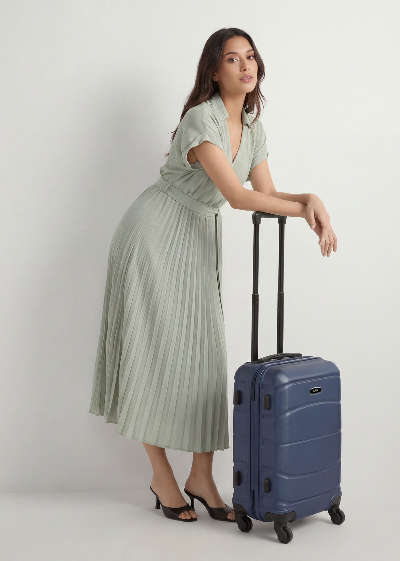 Malý kufor na kolieskach WALAB-0077-7D-19(W26), pohľad na produkt spredu vedľa modelu, viditeľná je celá silueta.