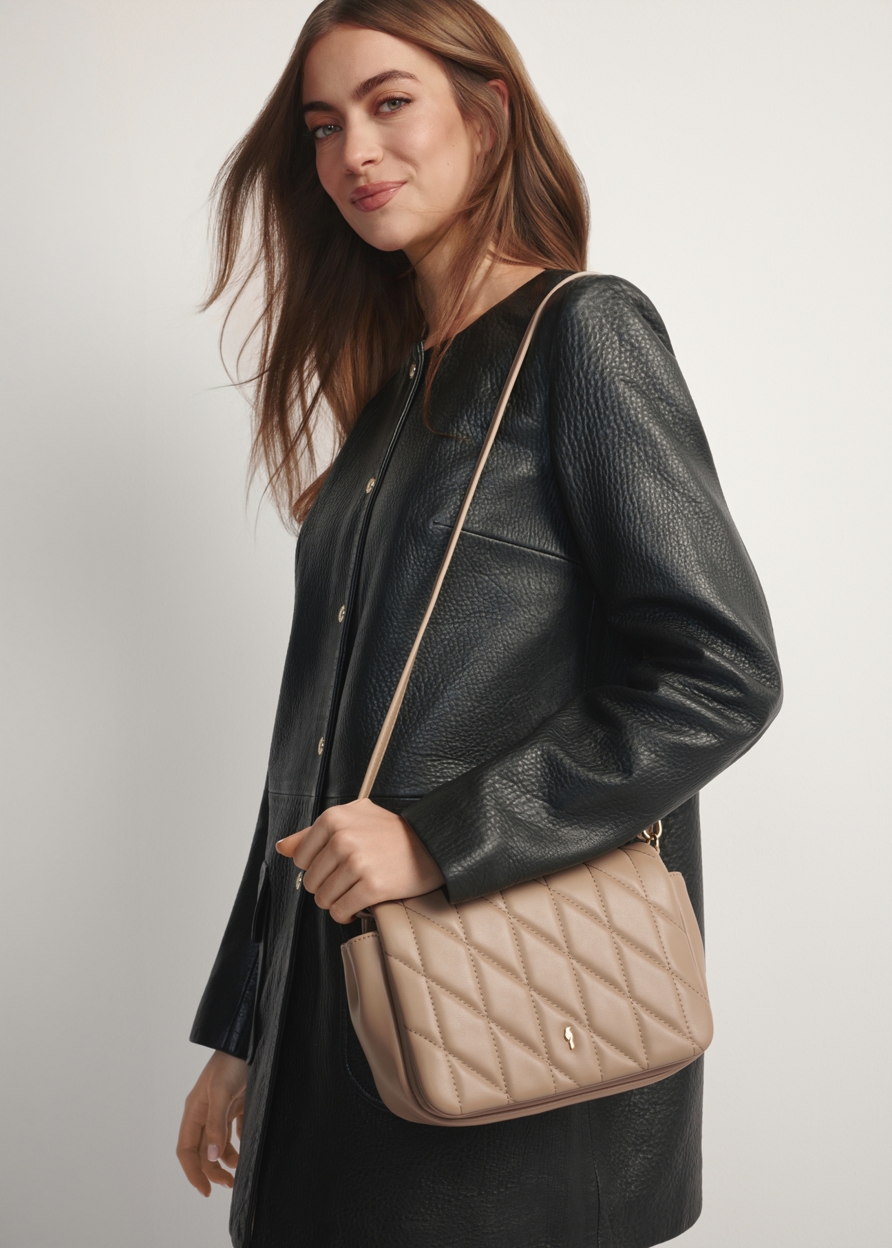 Béžová dámska kabelka s prešívaním TOREC-1151-1D(W26) - pohľad spredu na produkt, na bielom pozadí.